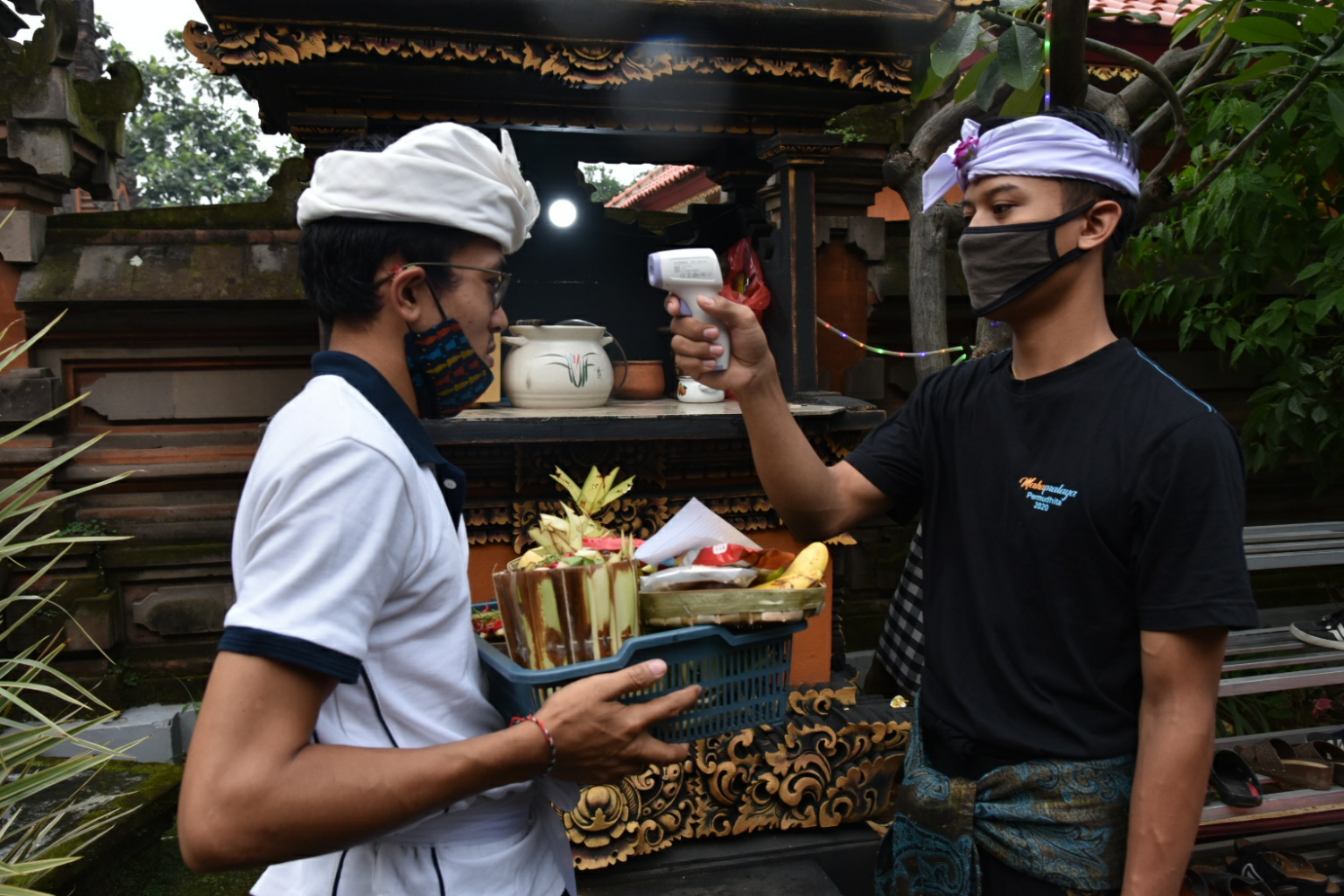 Ibadah Umat Hindu Menjalankan Protokol Kesehatan