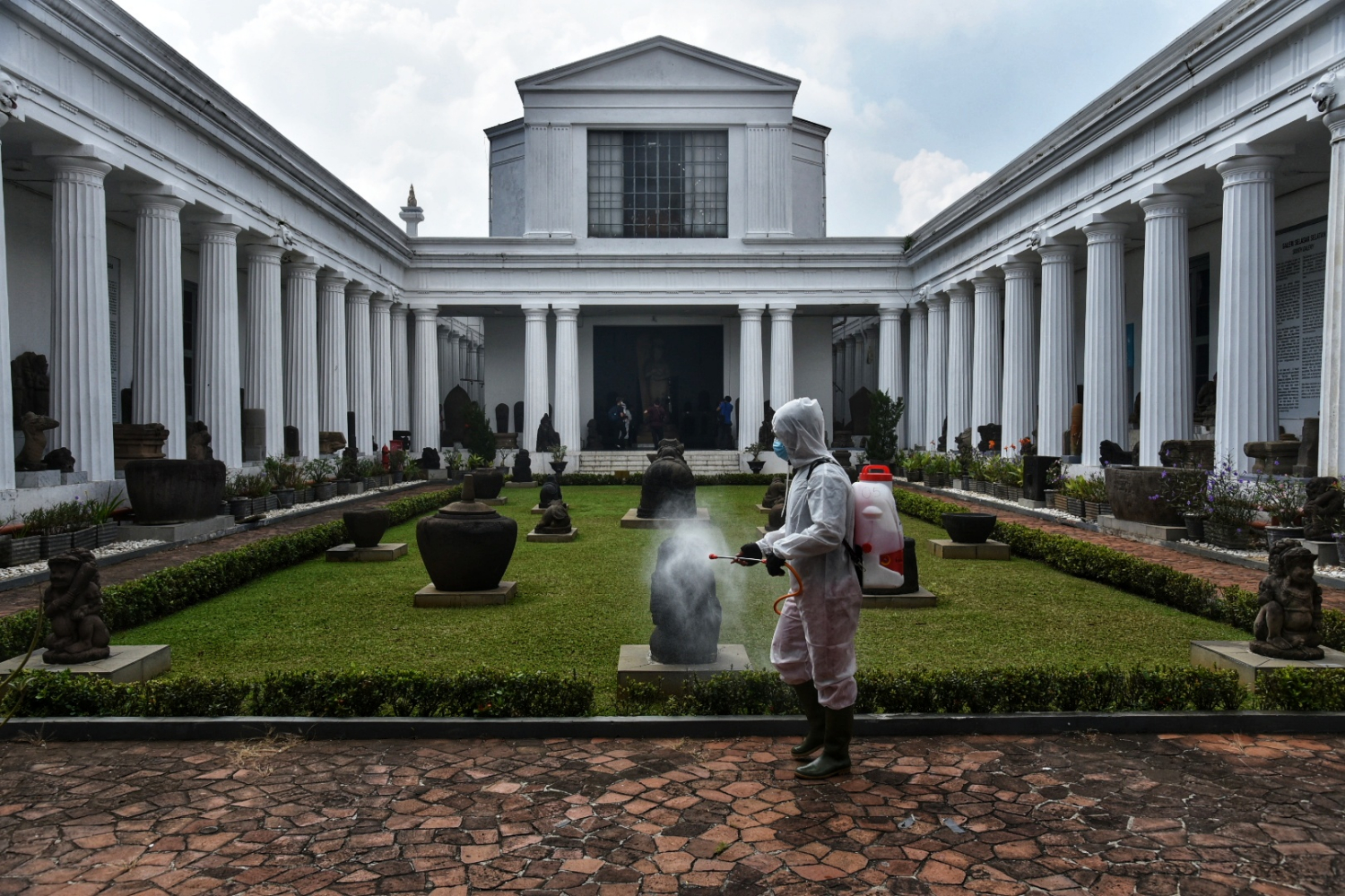 Penyemprotan Disinfektan di Museum Nasional