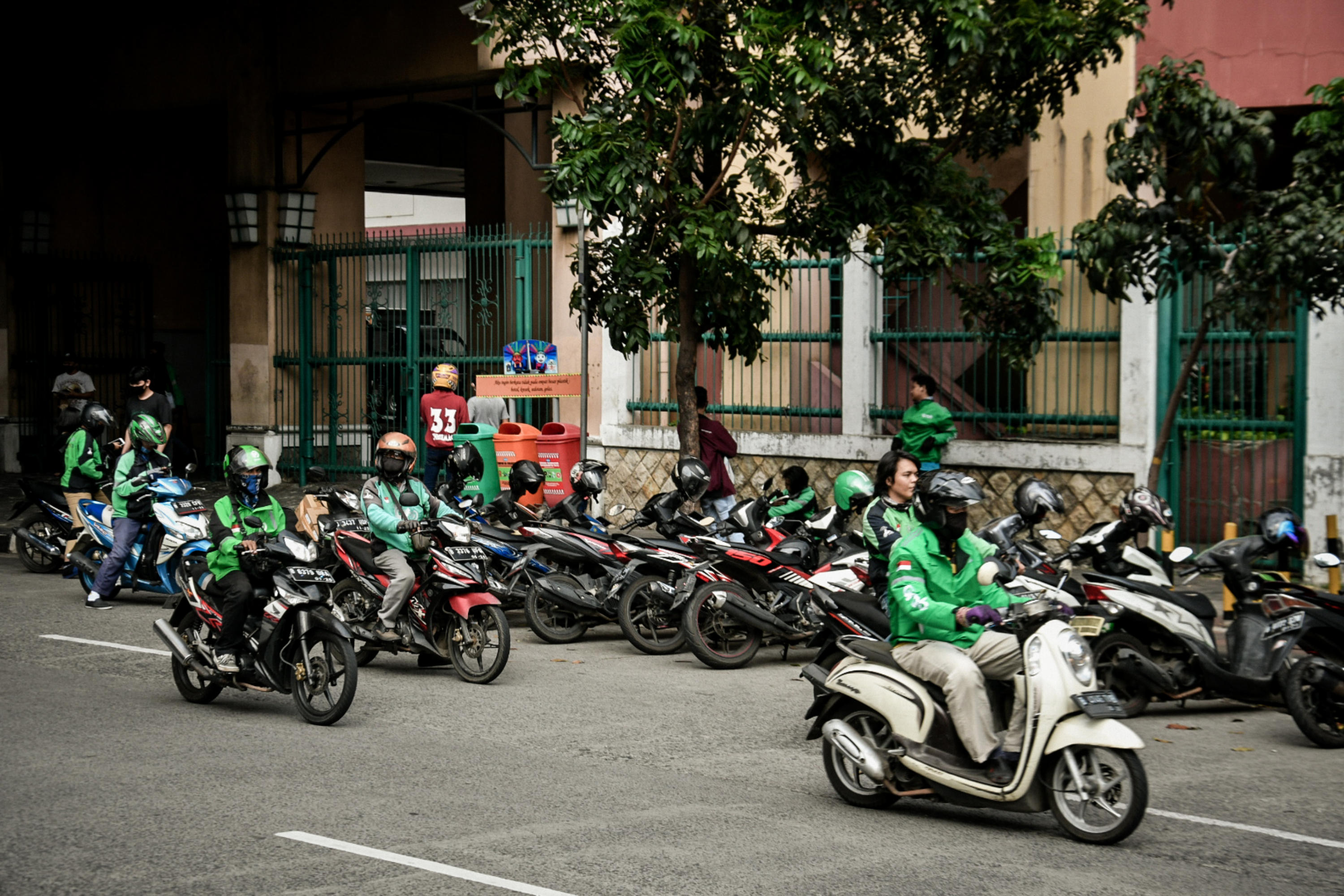 Sepeda Motor Penuhi Bahu Jalan