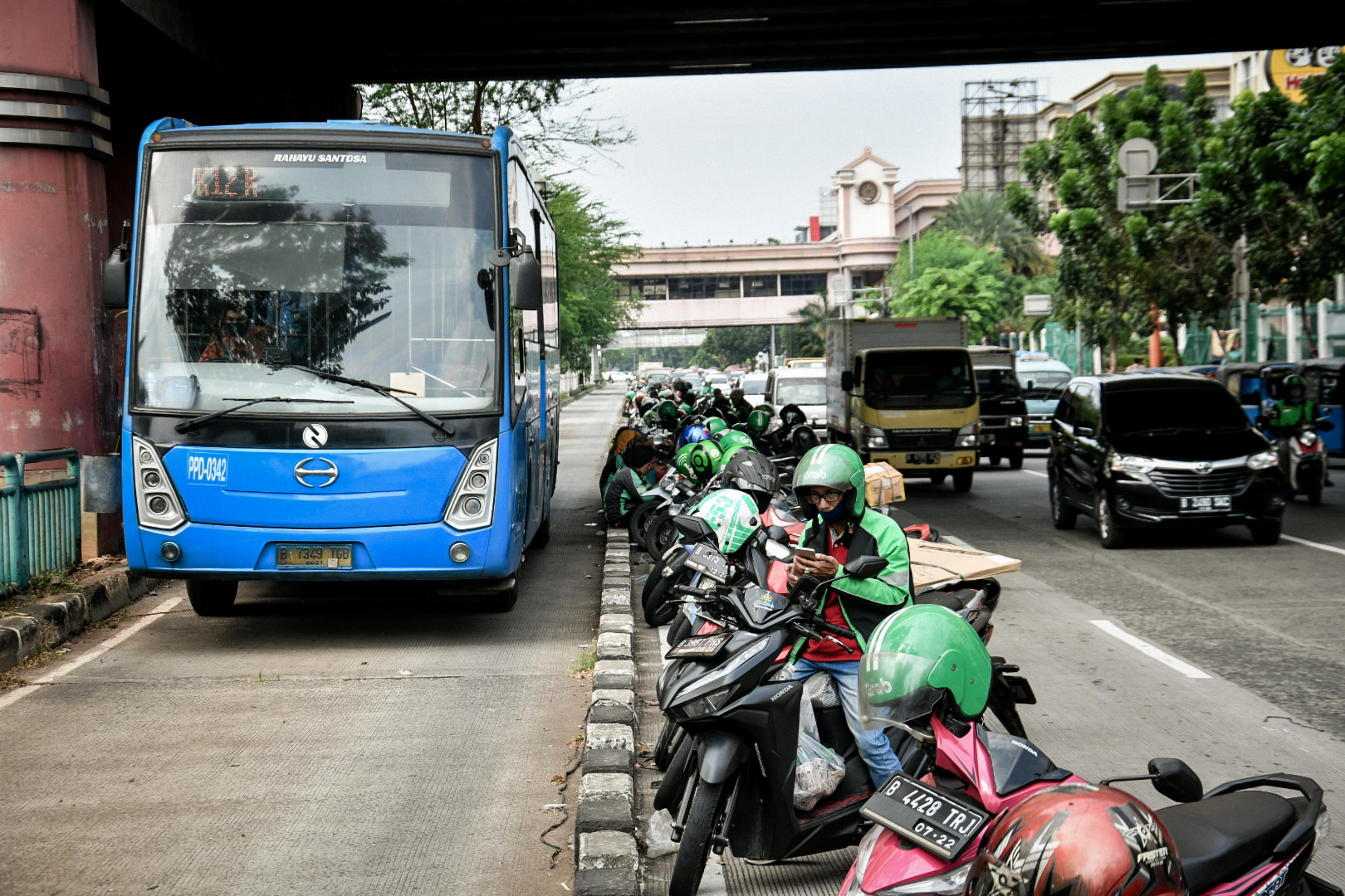 Sepeda Motor Penuhi Bahu Jalan