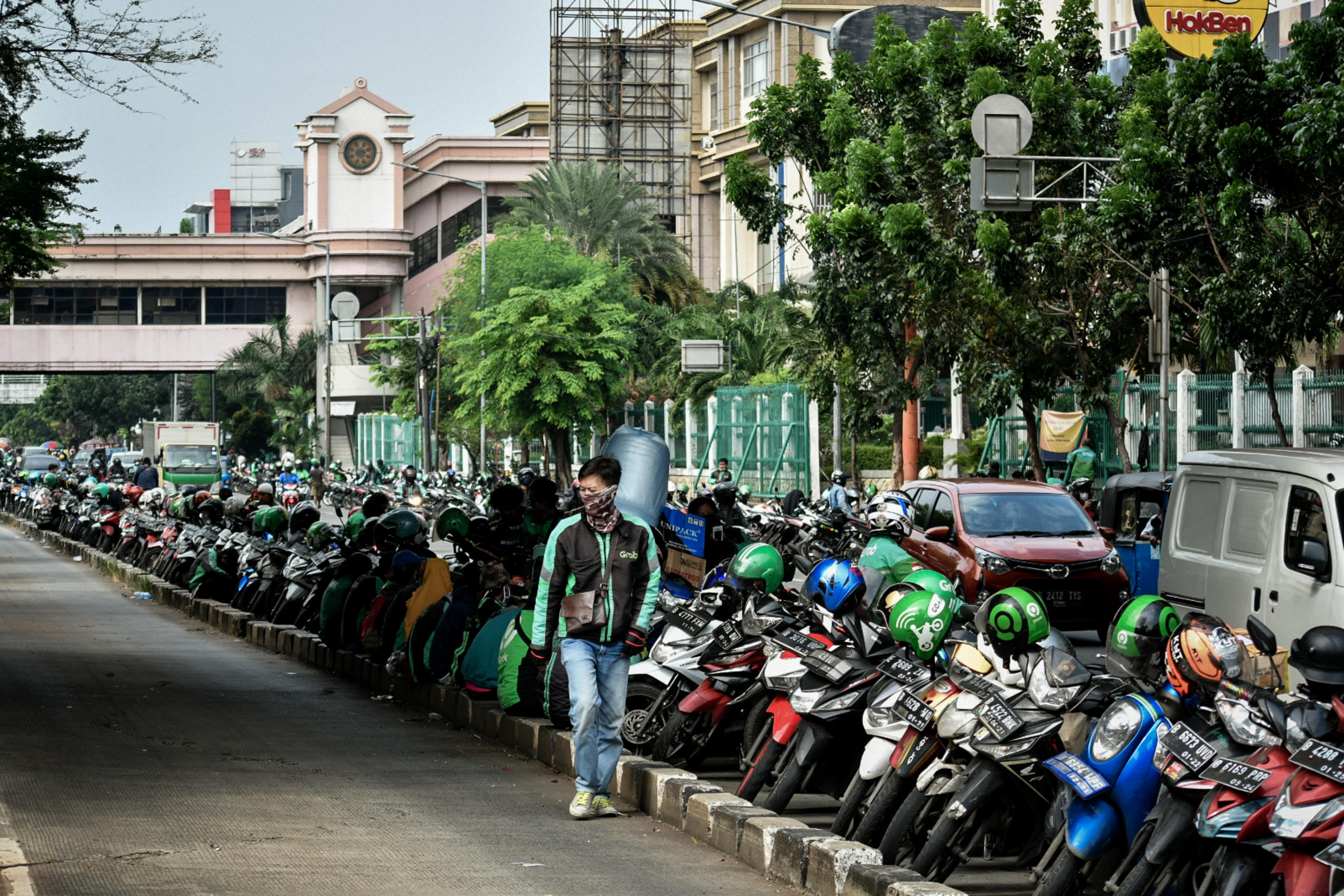 Sepeda Motor Penuhi Bahu Jalan