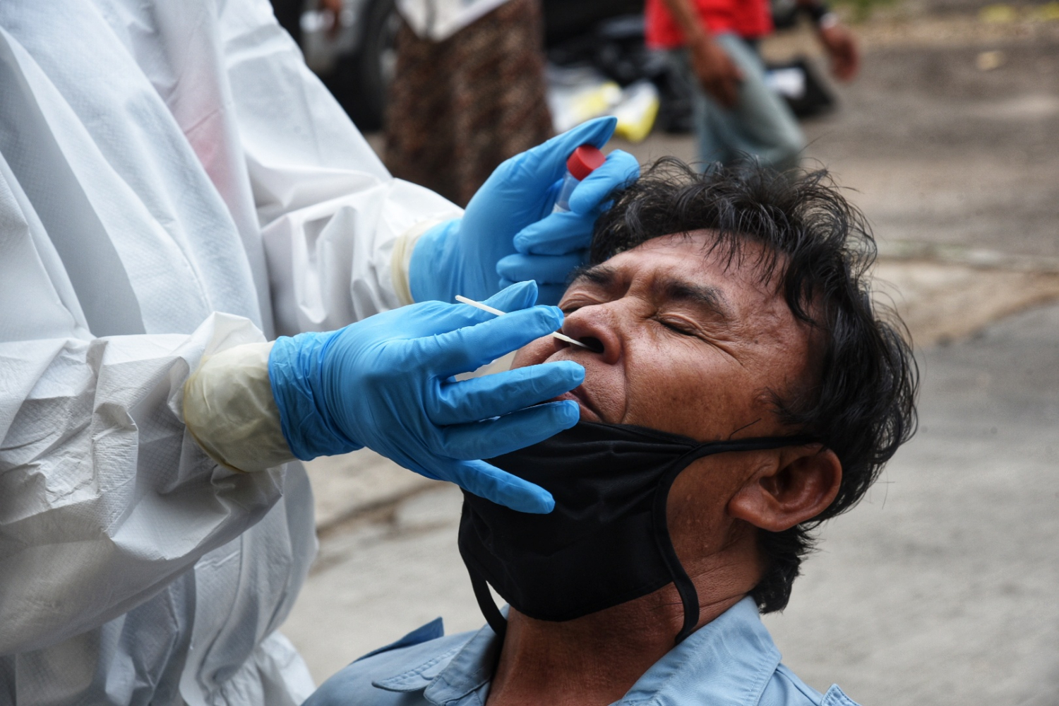 Swab Test Pedagang Pasar Tradisional