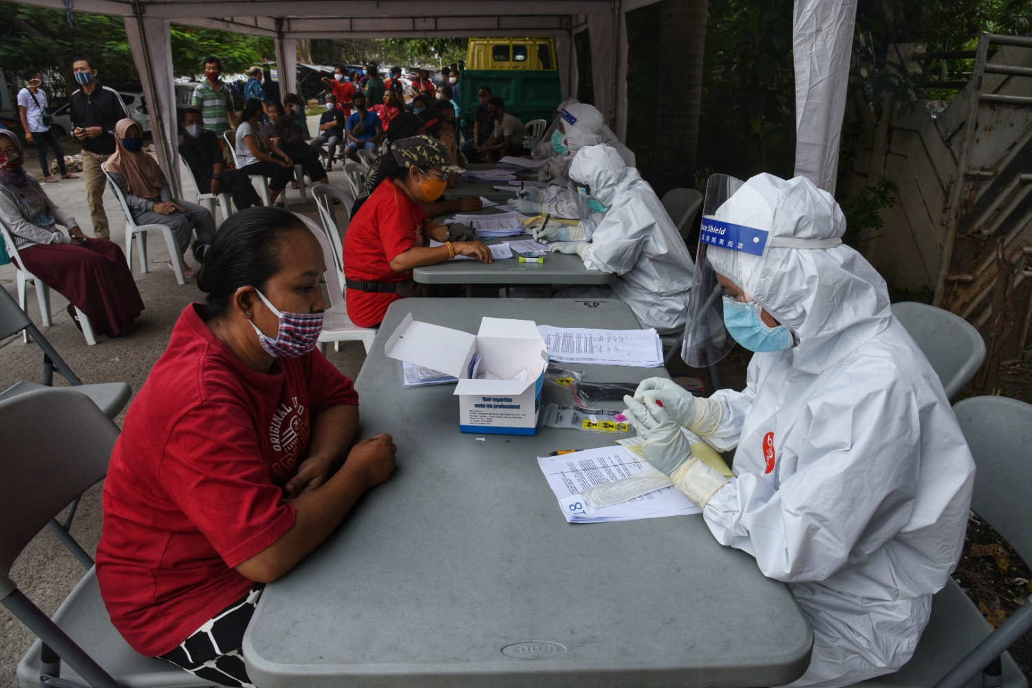 Swab Test Pedagang Pasar Tradisional