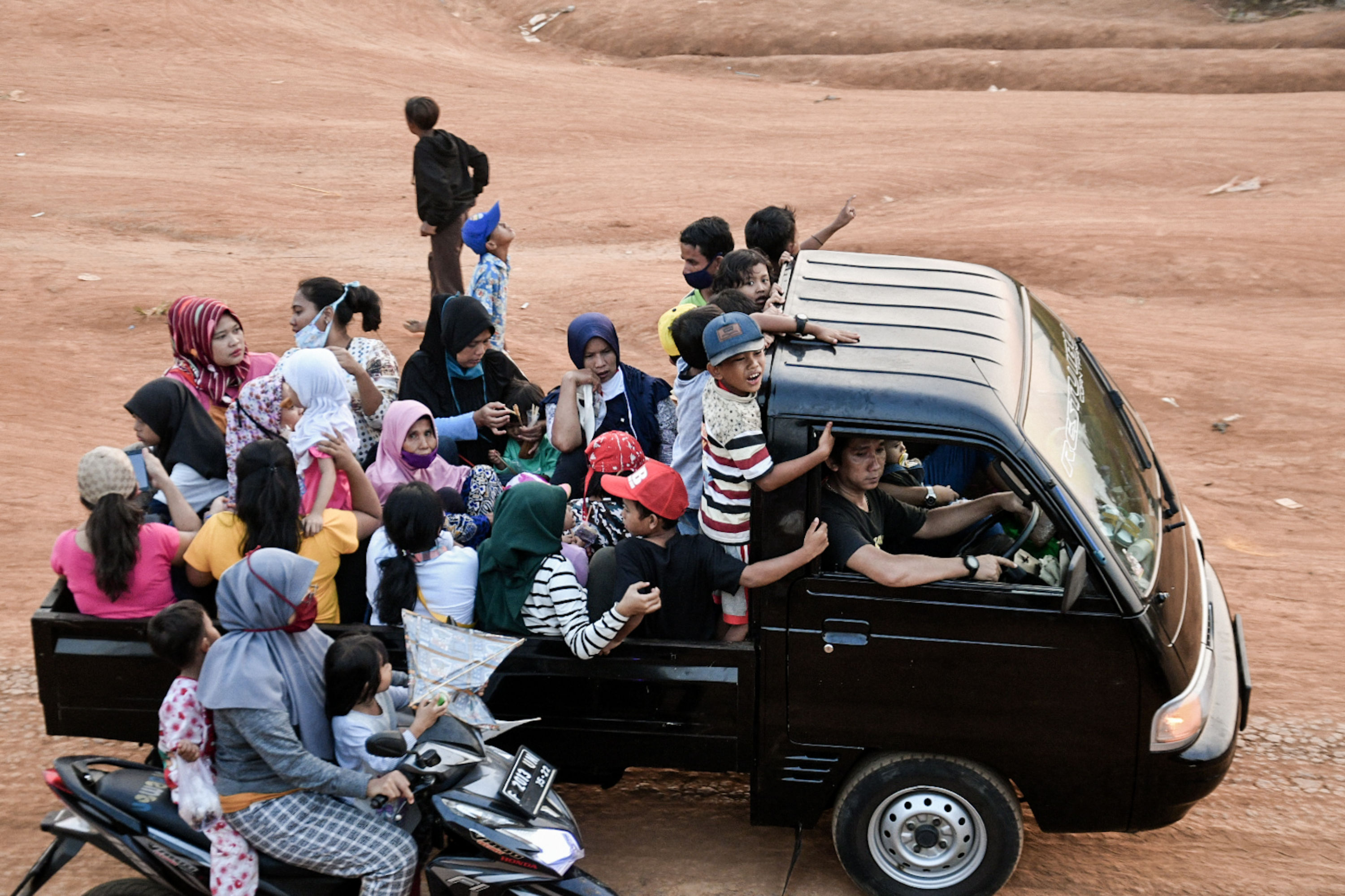 Mengabaikan Protokol Kesehatan
