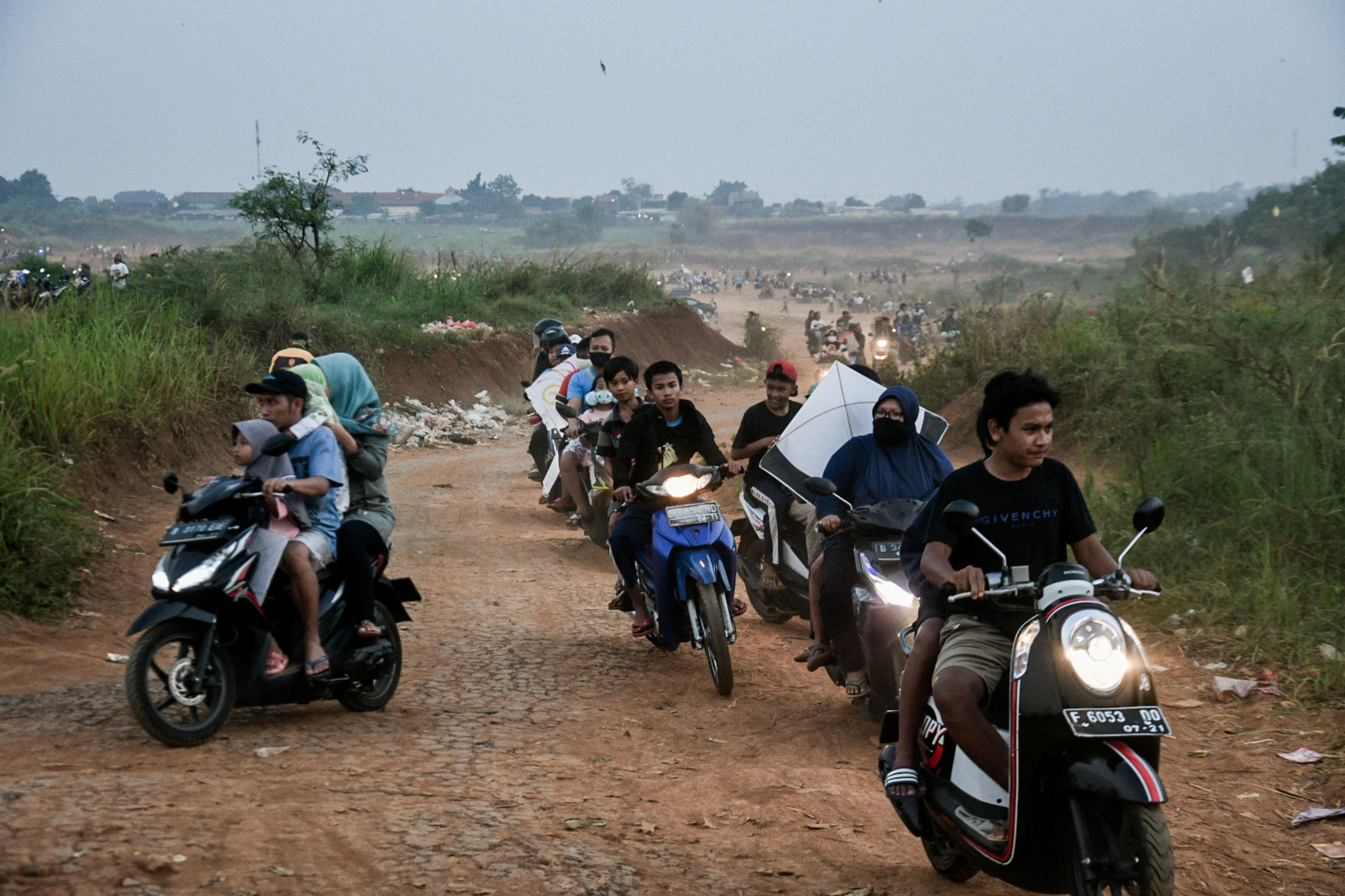 Mengabaikan Protokol Kesehatan