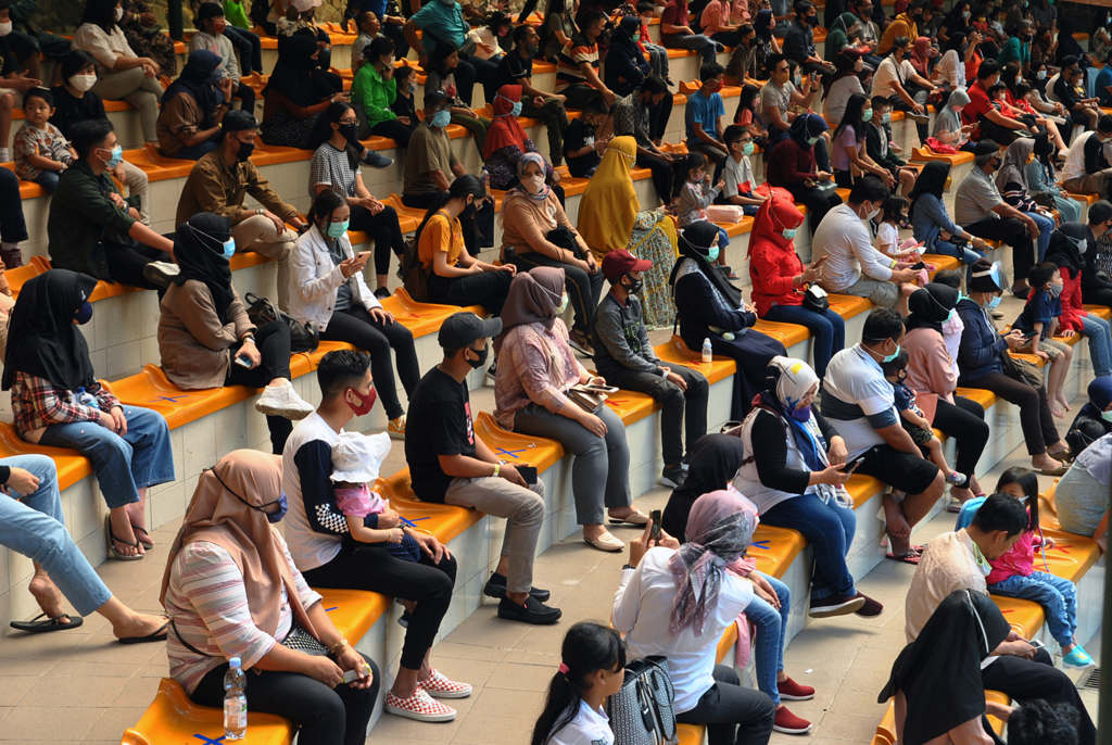 Pengunjung Duduk Berjarak di Taman Safari 