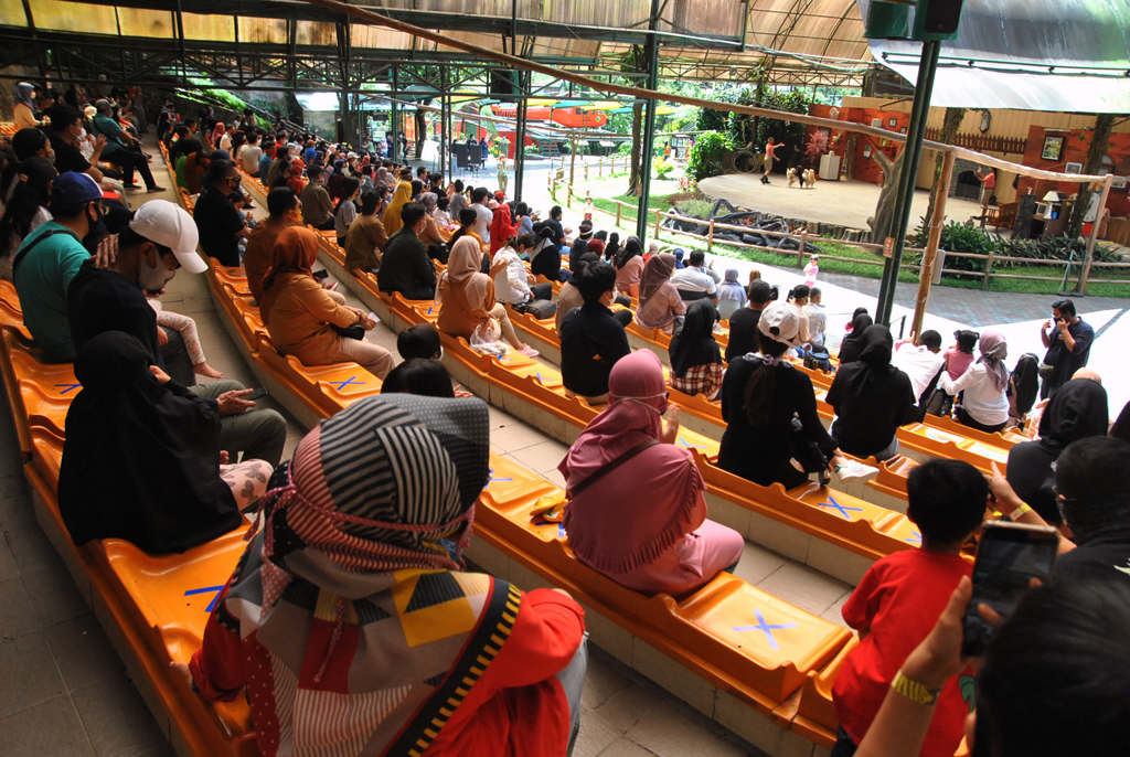 Pengunjung Duduk Berjarak di Taman Safari 