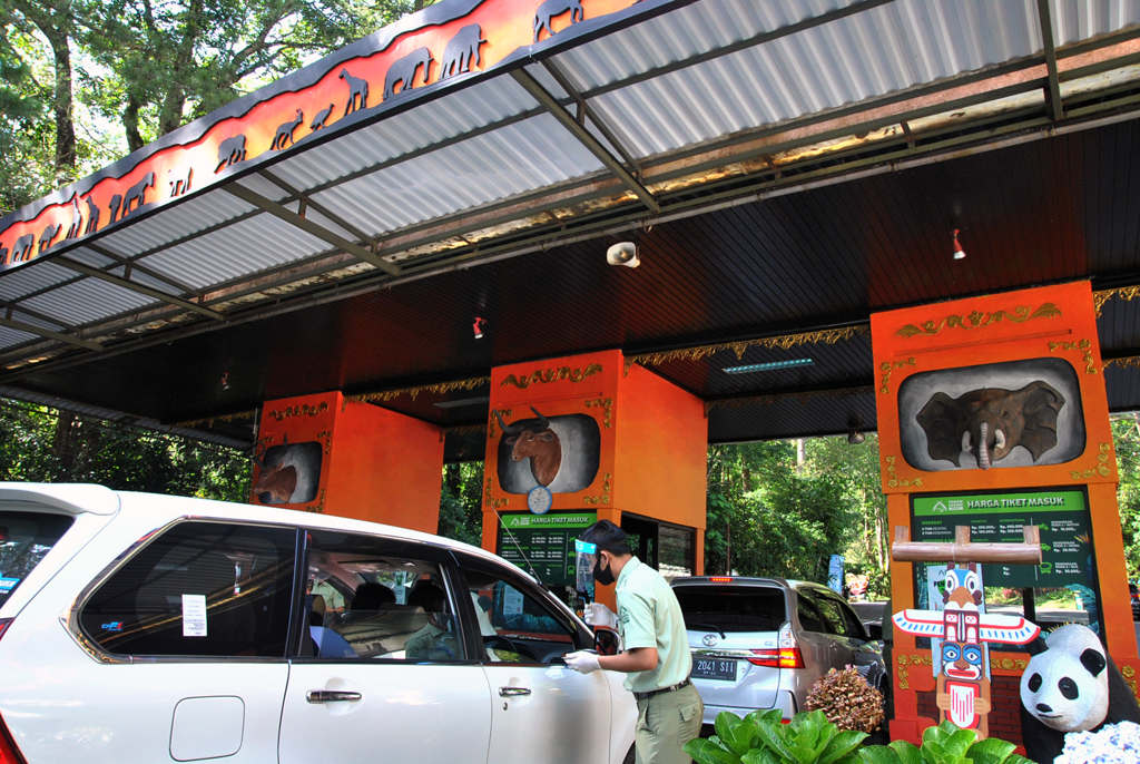 Pengunjung Duduk Berjarak di Taman Safari 