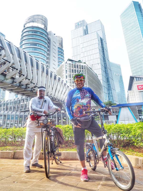 Saleh Husin Gowes Sepeda Sambil Rekreasi Foto