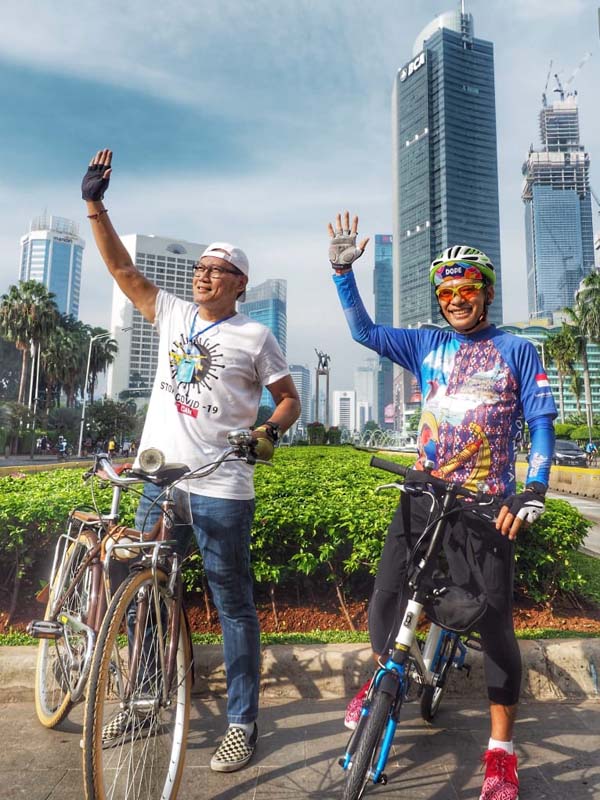 Saleh Husin Gowes Sepeda Sambil Rekreasi Foto