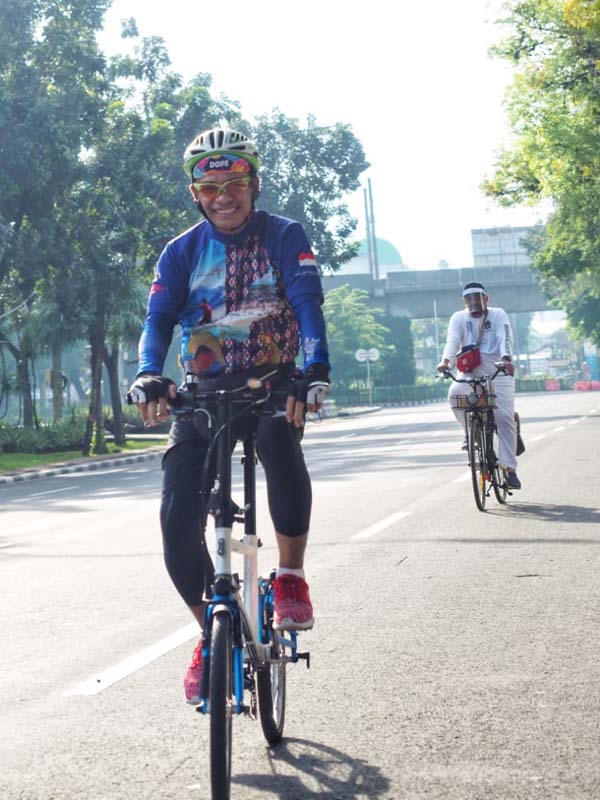 Saleh Husin Gowes Sepeda Sambil Rekreasi Foto