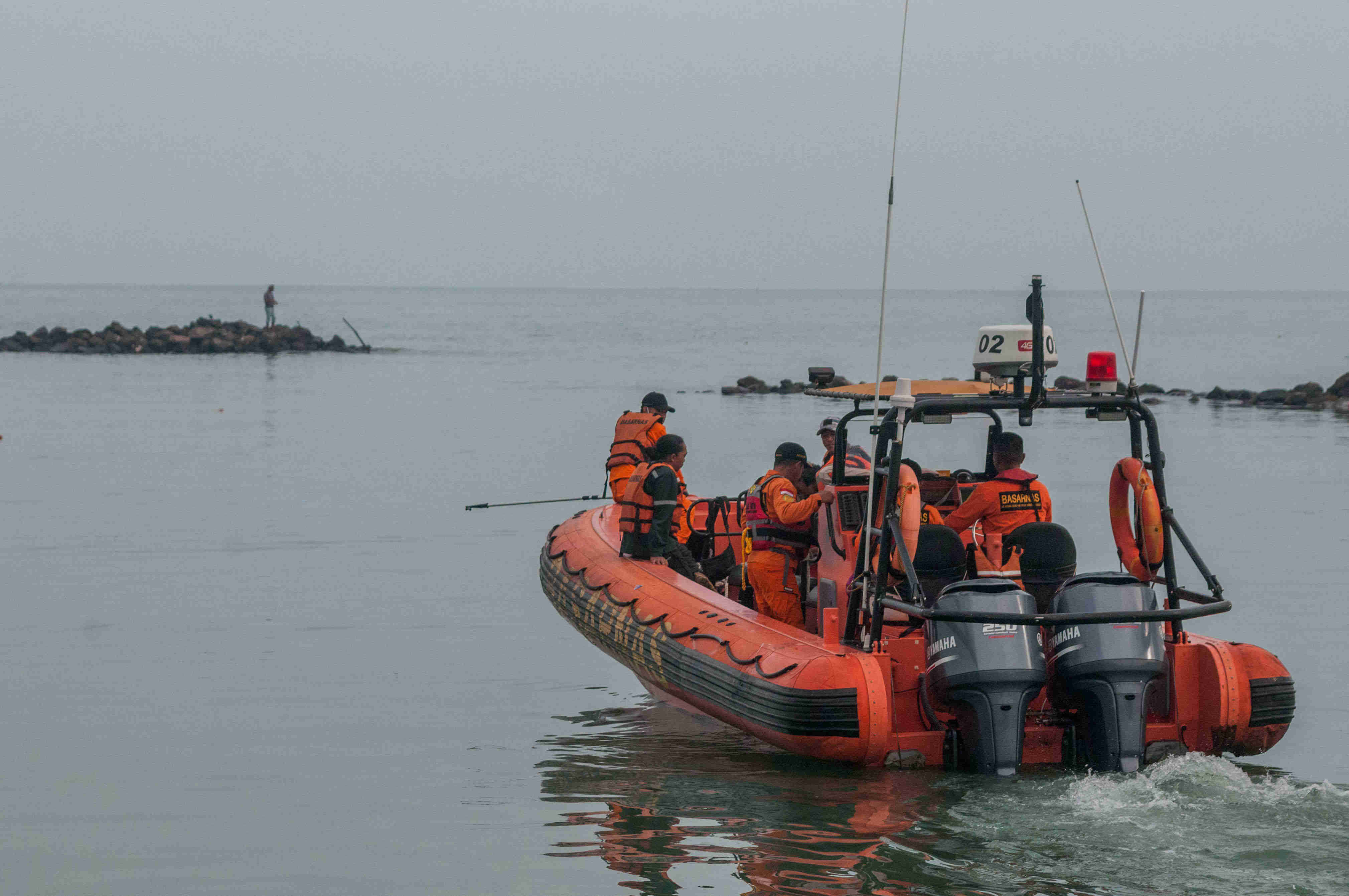Pencarian Tujuh Nelayan yang Diterjang Ombak 