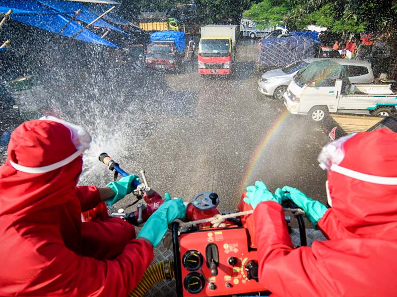 Penyemprotan Disinfektan di Pasar Induk Kramat Jati