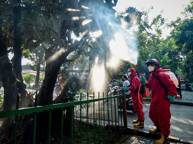 Penyemprotan Disinfektan di Pasar Induk Kramat Jati