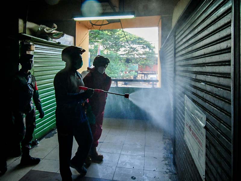 Penyemprotan Disinfektan di Pasar Induk Kramat Jati