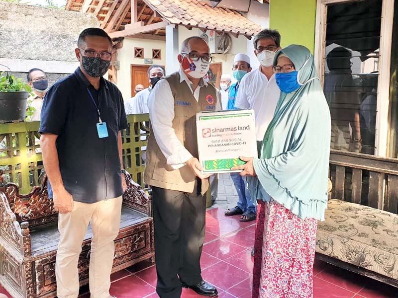 Berbagi Bahan Pangan Buat Warga Berdampak Covid-19 