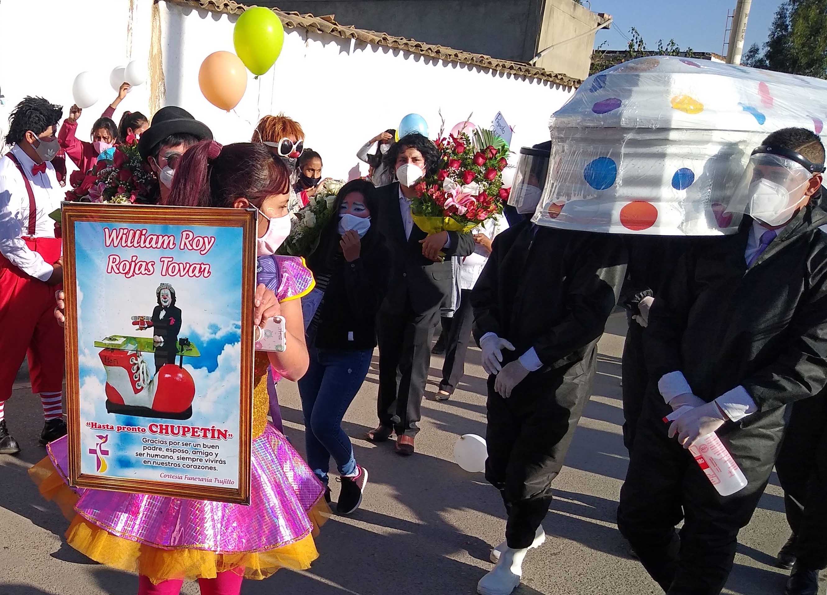 Prosesi Pemakaman Mengenakan Seragam Badut