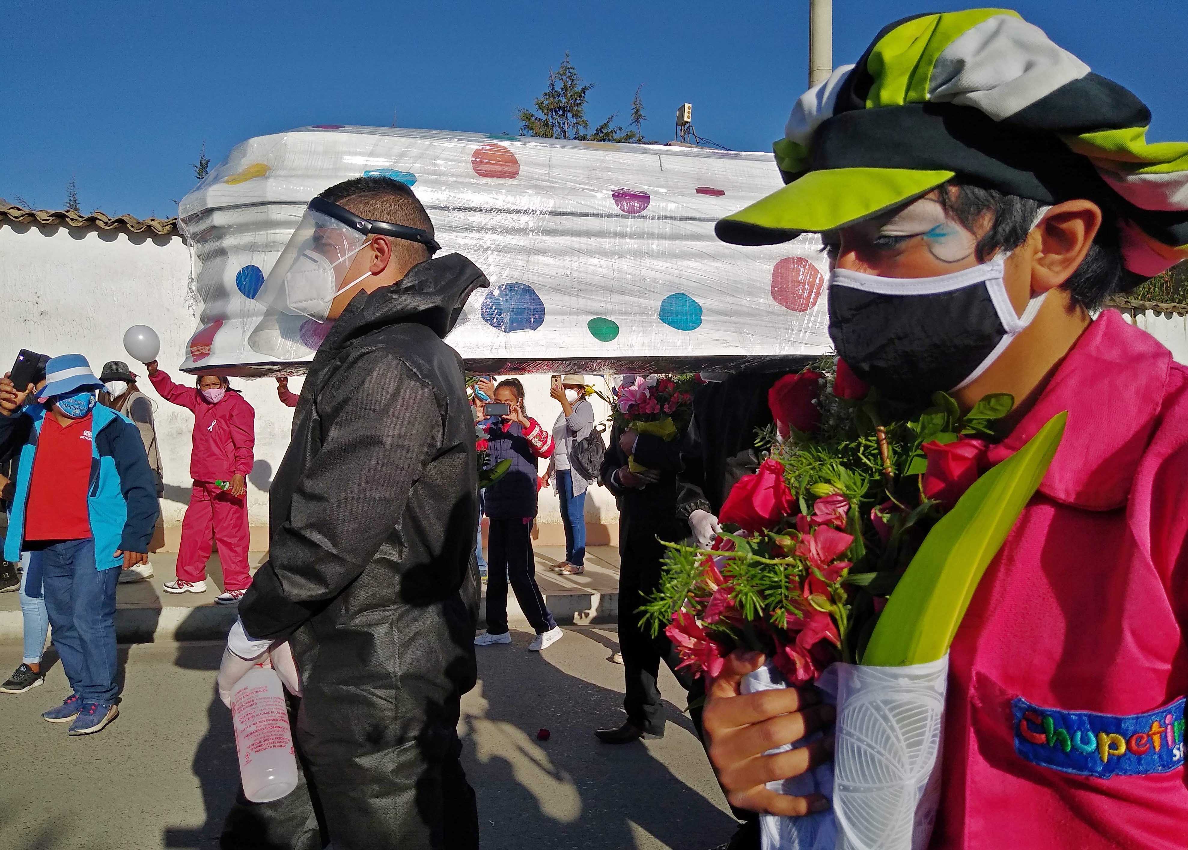 Prosesi Pemakaman Mengenakan Seragam Badut