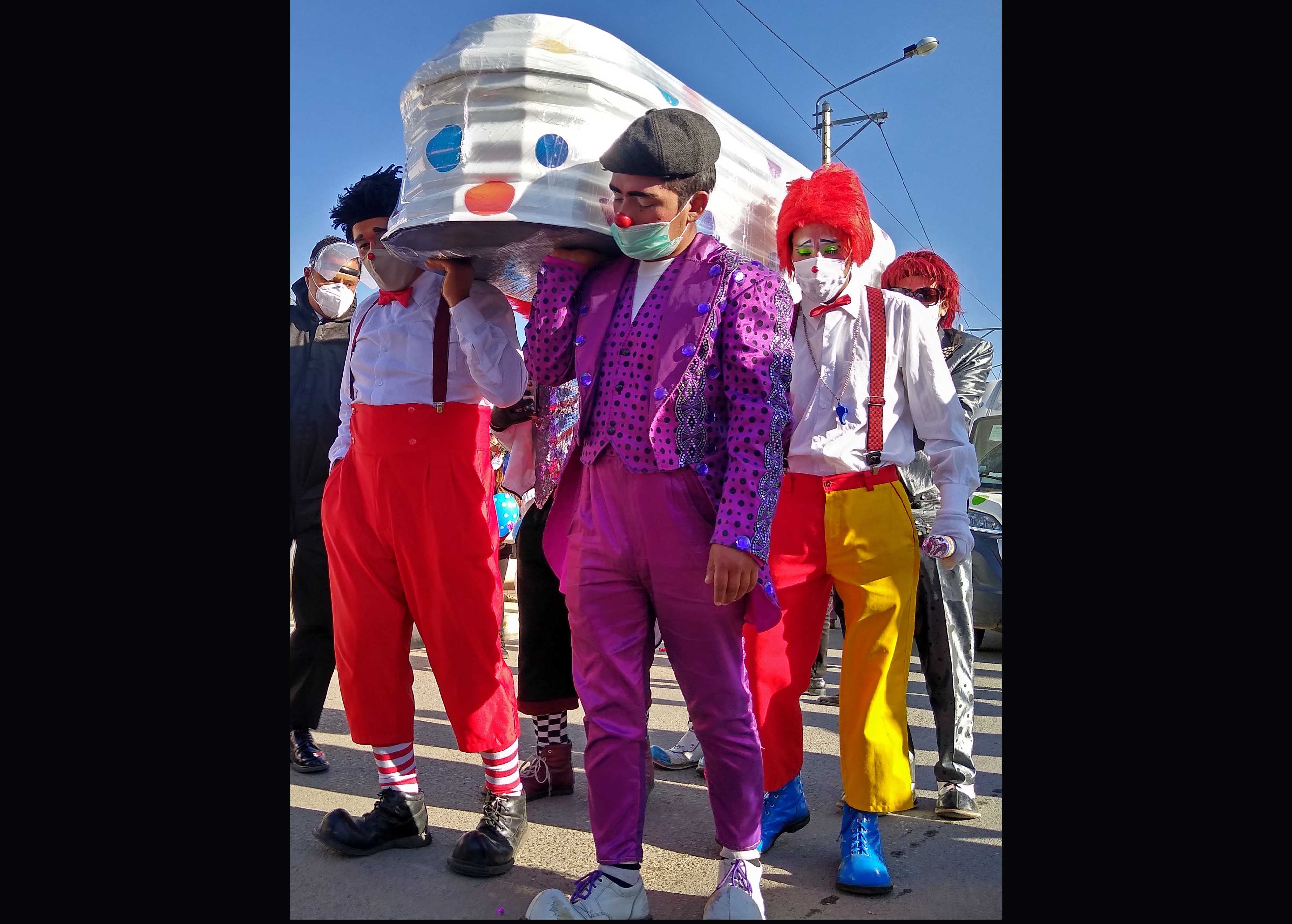 Prosesi Pemakaman Mengenakan Seragam Badut