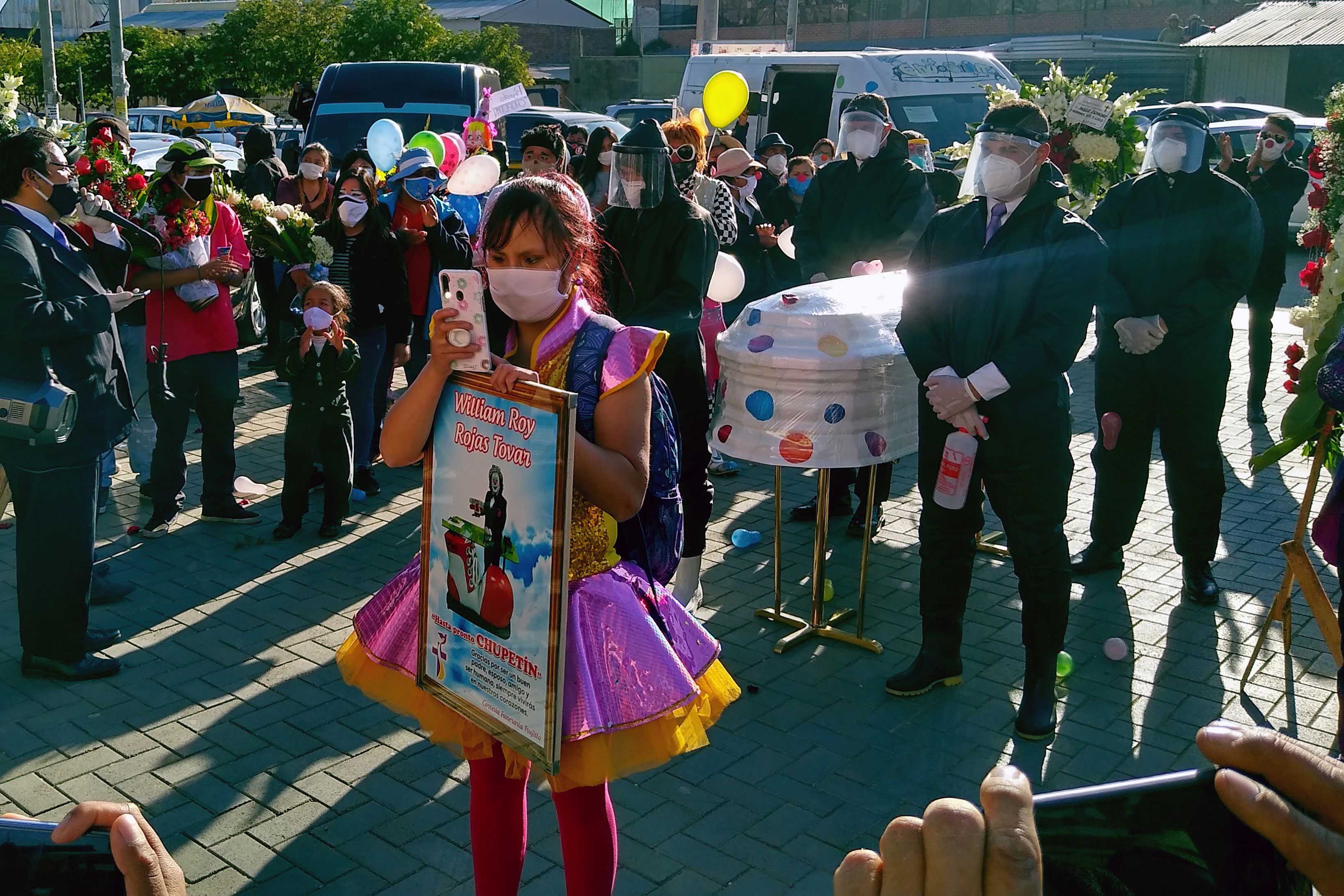 Prosesi Pemakaman Mengenakan Seragam Badut