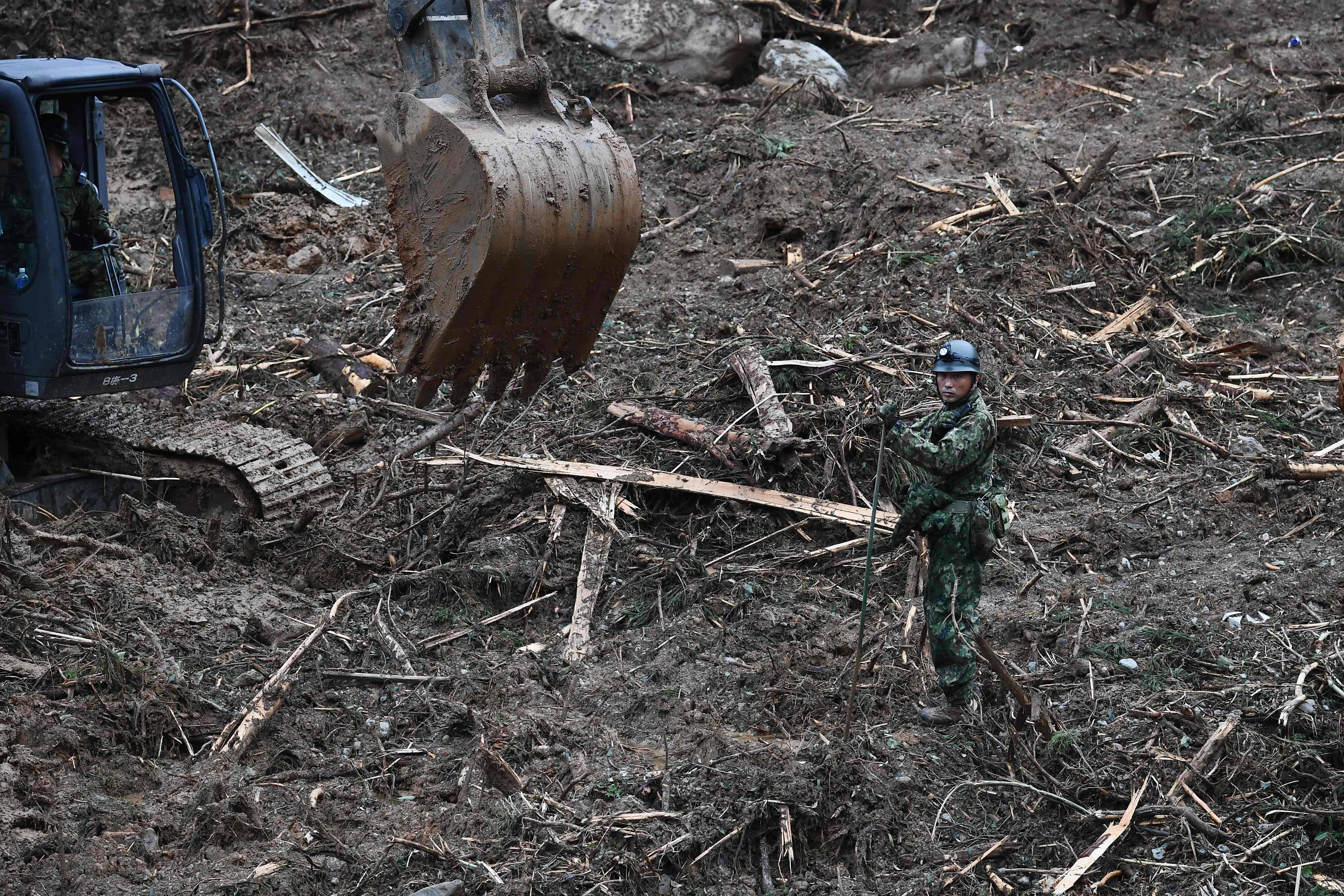 Hujan Deras Hambat Evakuasi Korban Longsor dan Banjir di Jepang