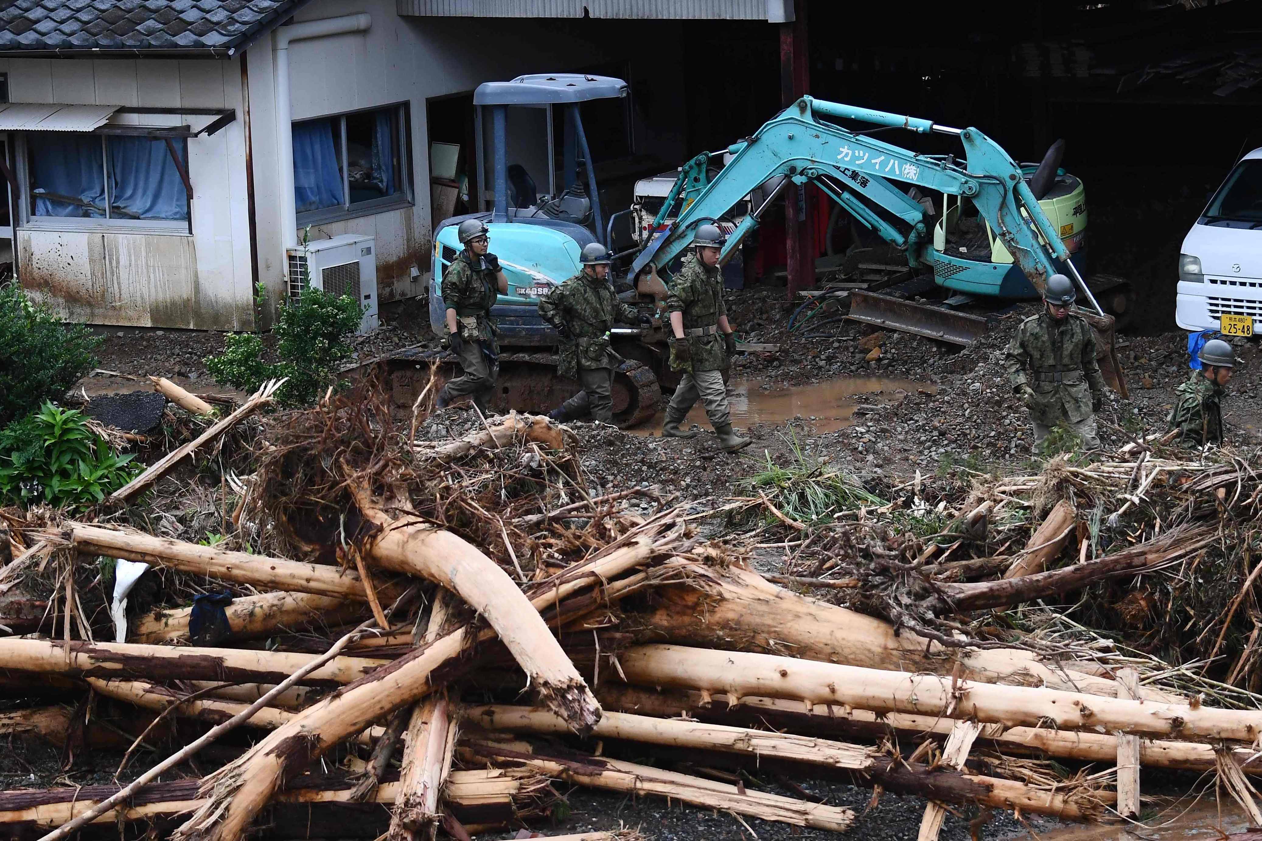 Hujan Deras Hambat Evakuasi Korban Longsor dan Banjir di Jepang