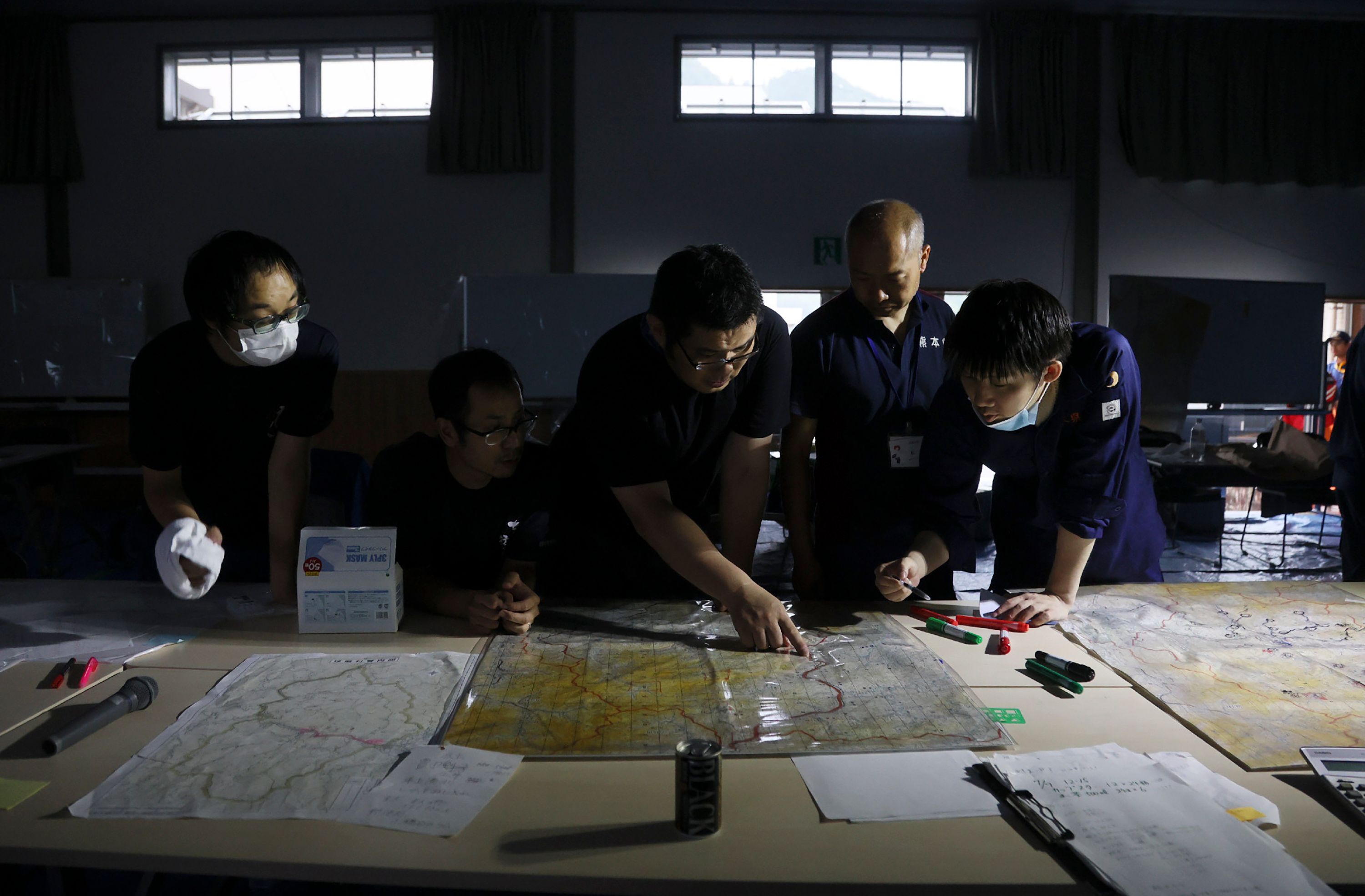 Membersihkan Sisa Banjir di Jepang