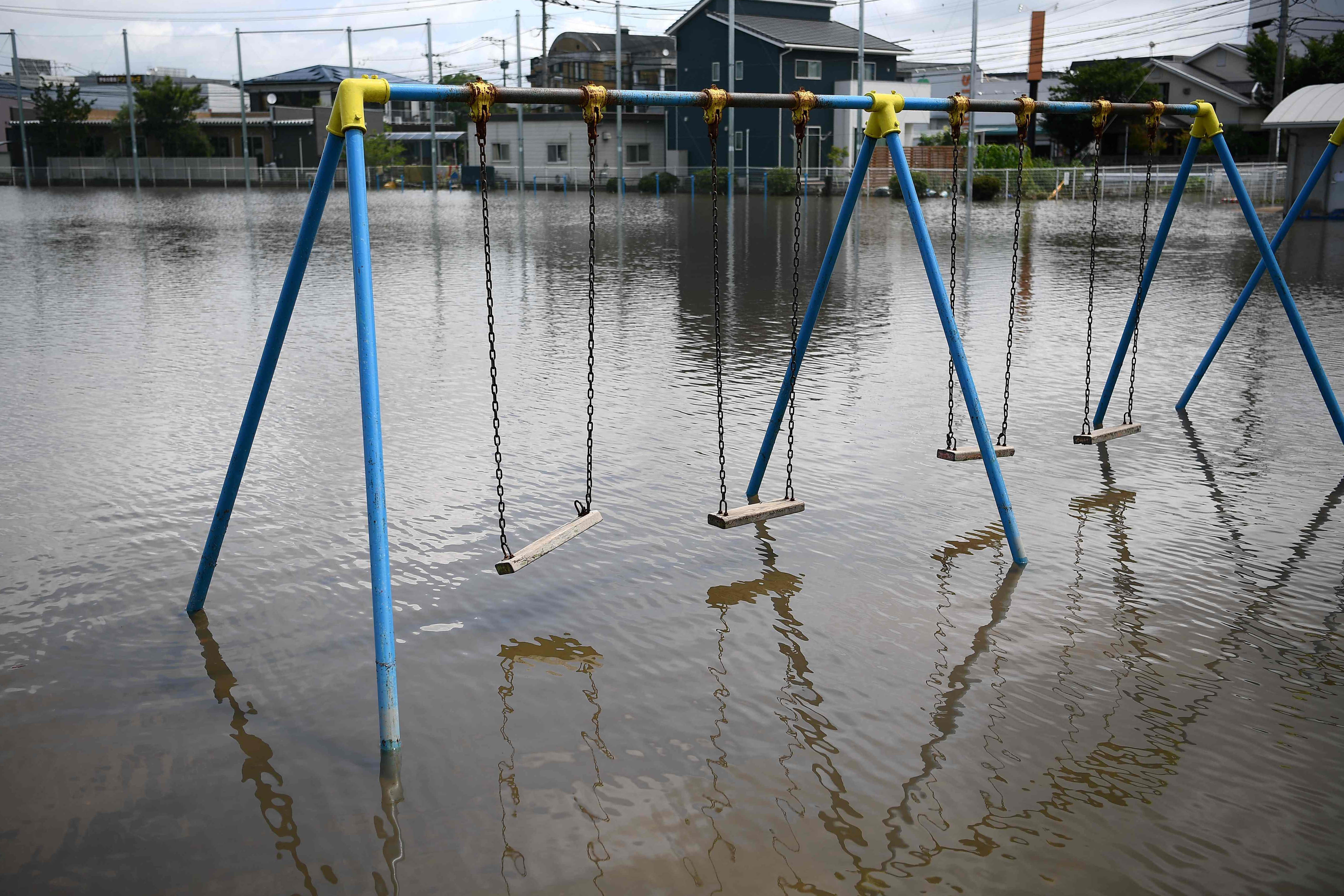 Membersihkan Sisa Banjir di Jepang