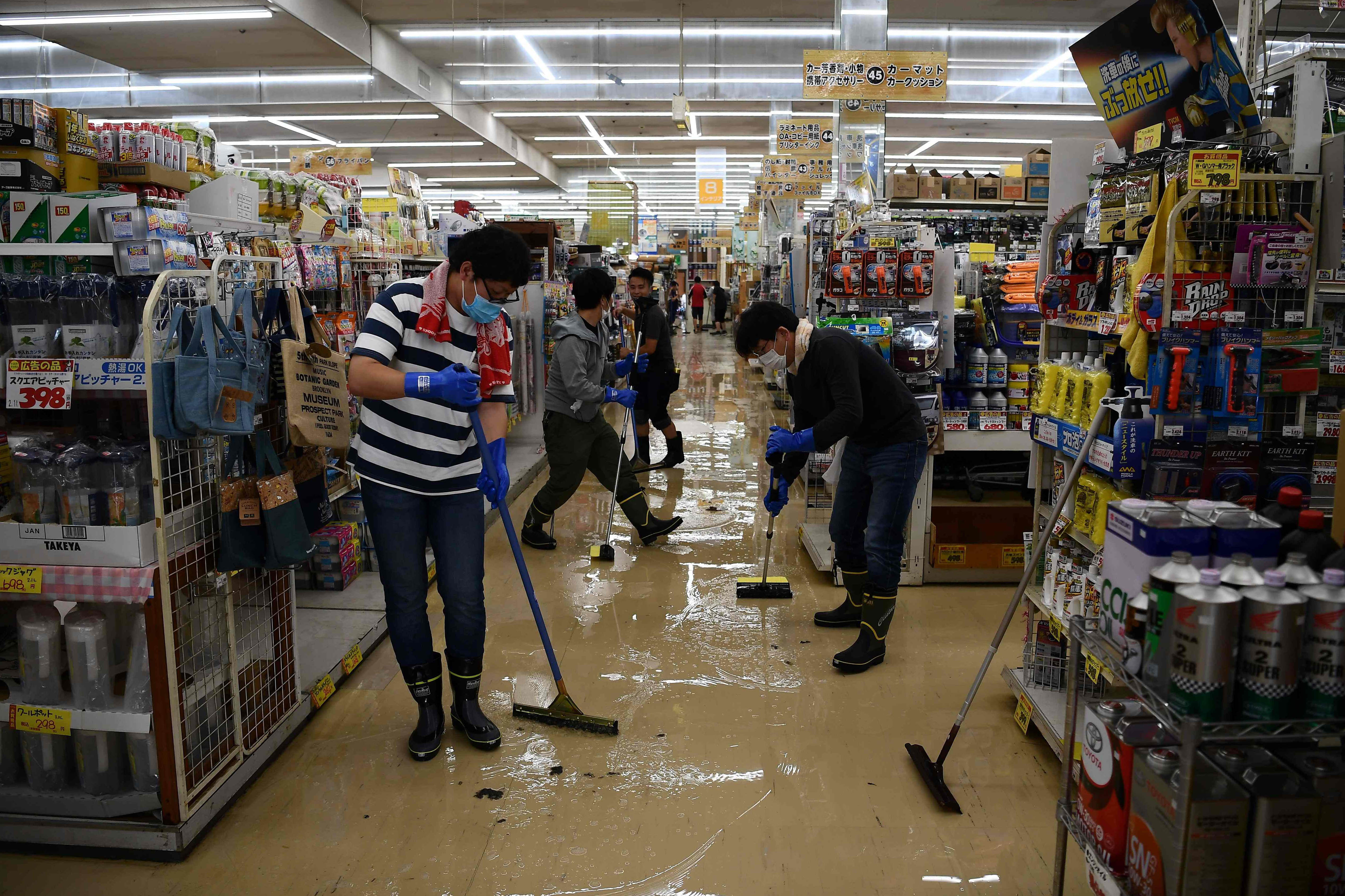 Membersihkan Sisa Banjir di Jepang