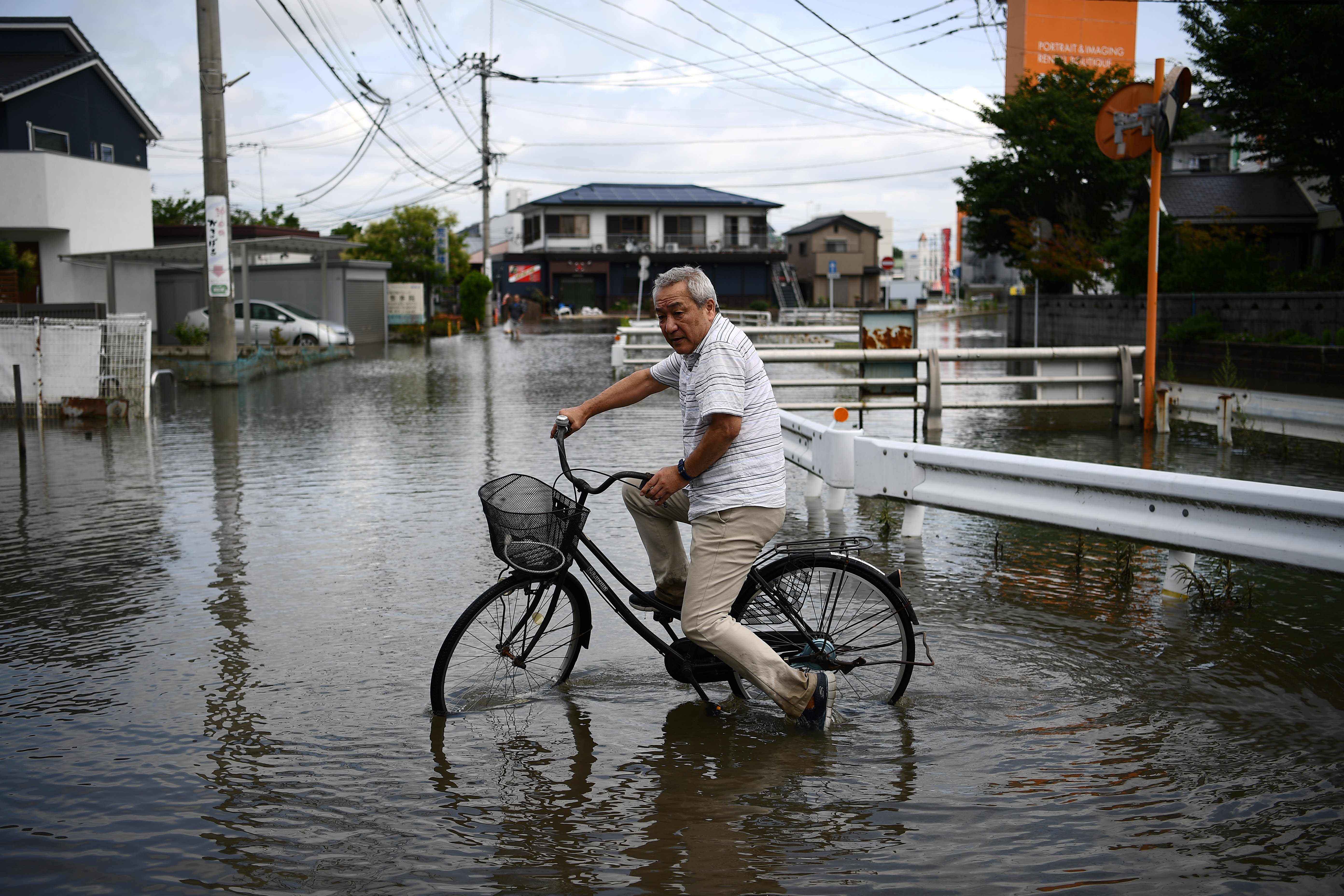 Membersihkan Sisa Banjir di Jepang