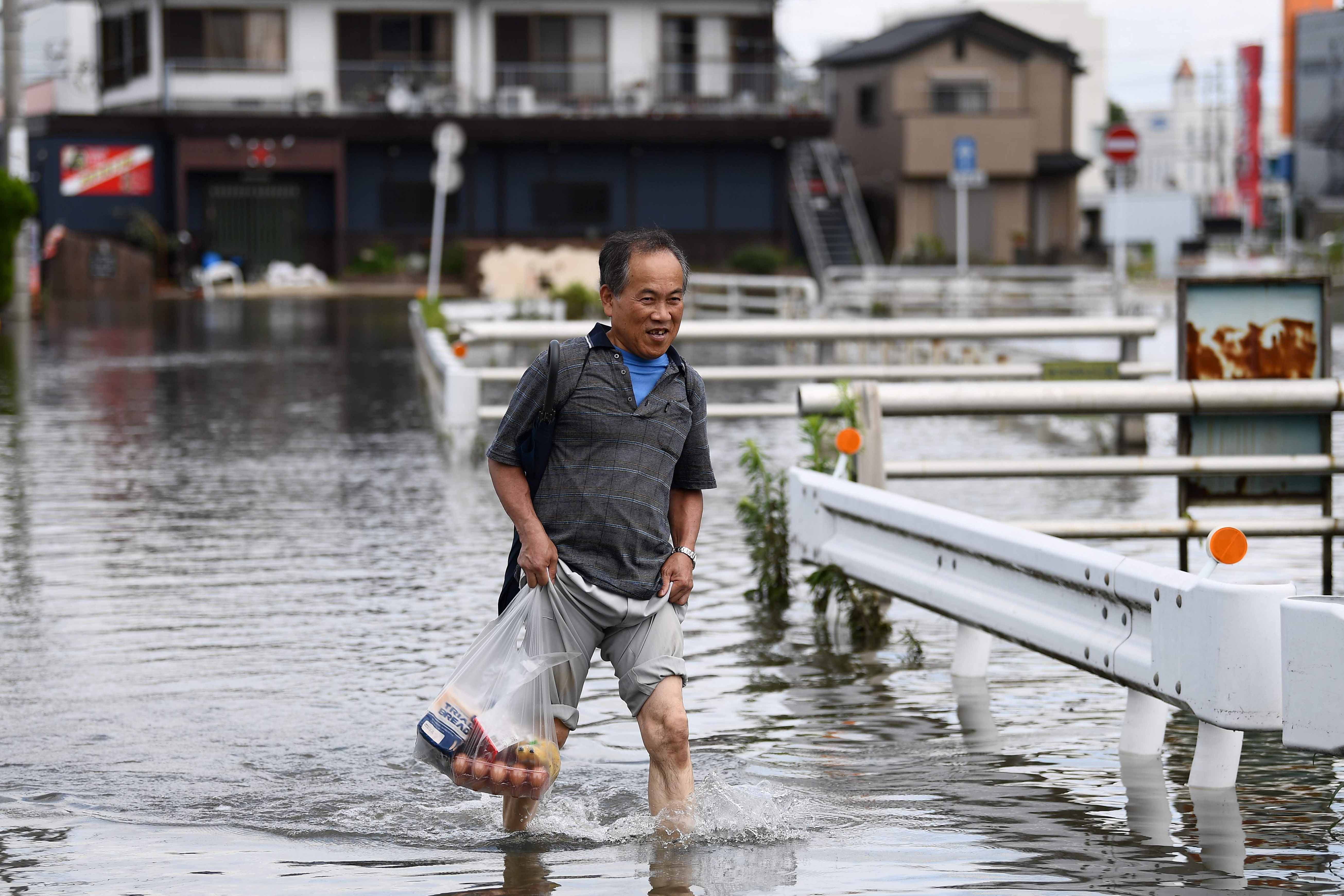 Membersihkan Sisa Banjir di Jepang