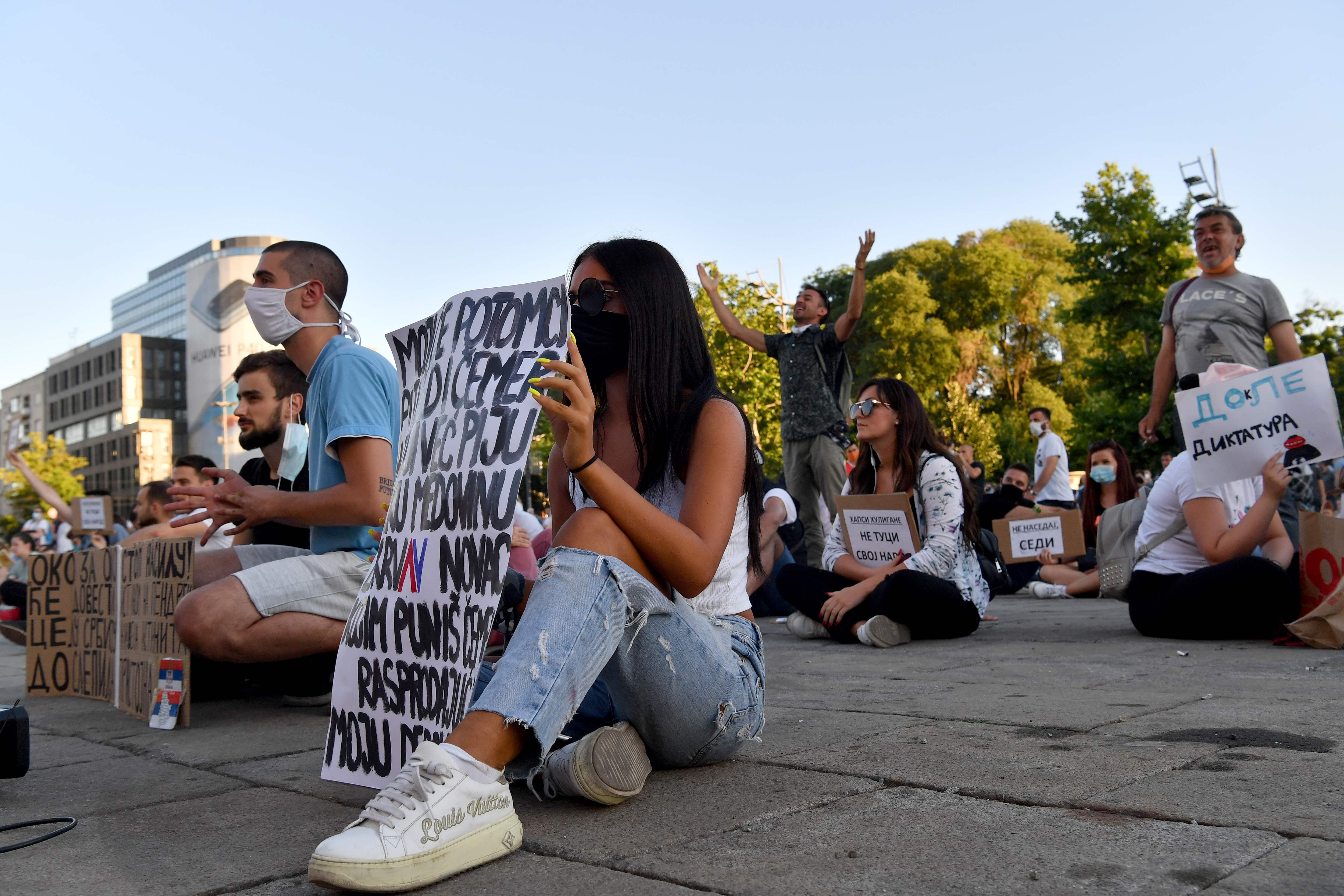 Pembatalan Jam Malam di Serbia