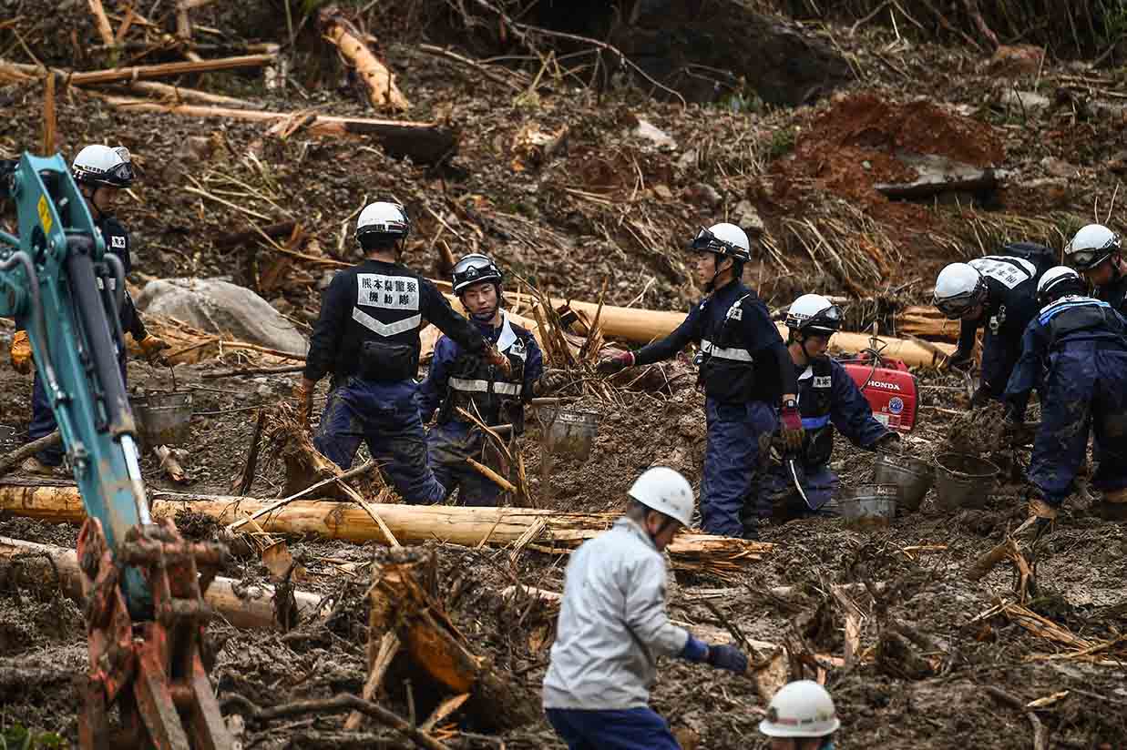 Pencarian Korban Banjir di Jepang