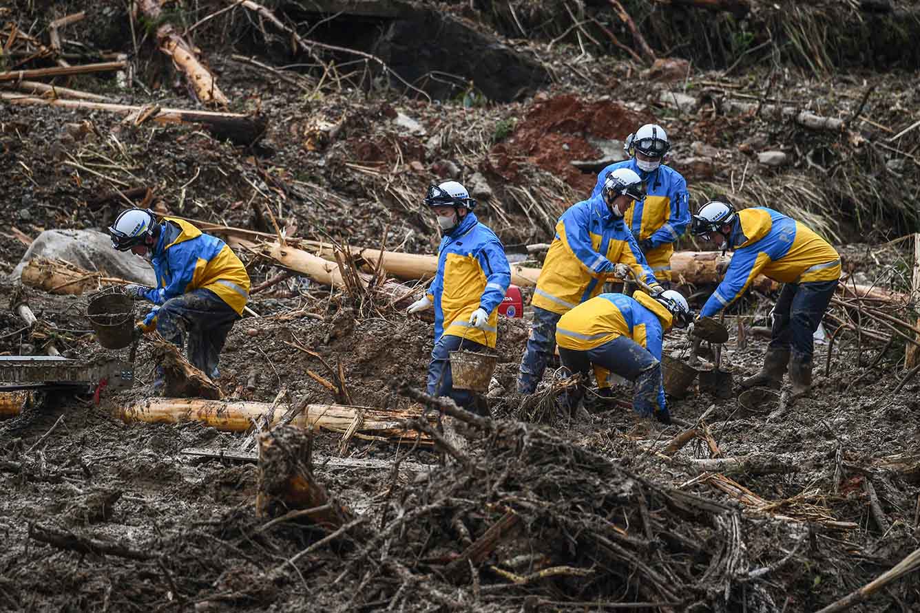 Pencarian Korban Banjir di Jepang