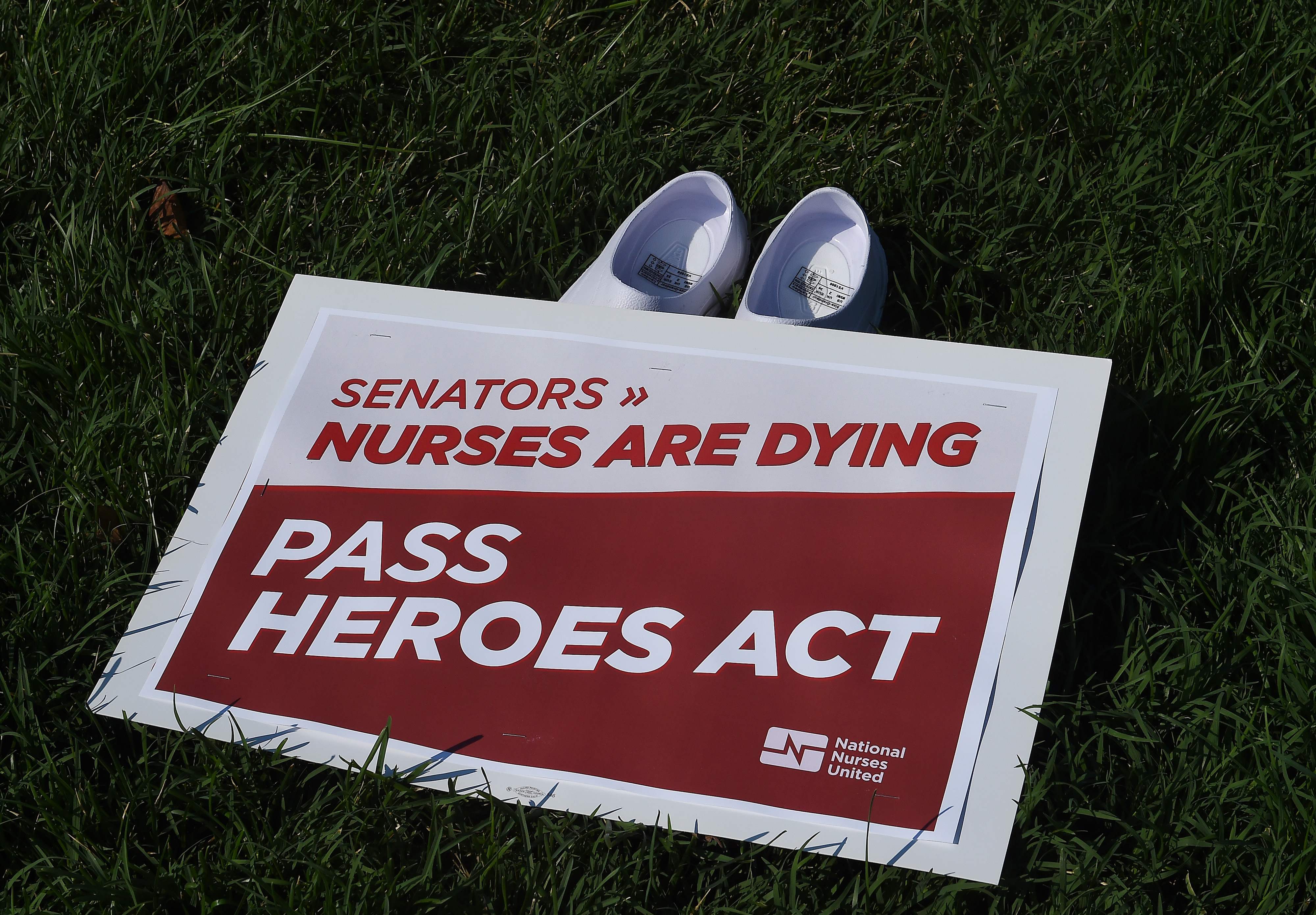 Sepatu Putih Mengenang Perawat Tewas Akibat Covid-19