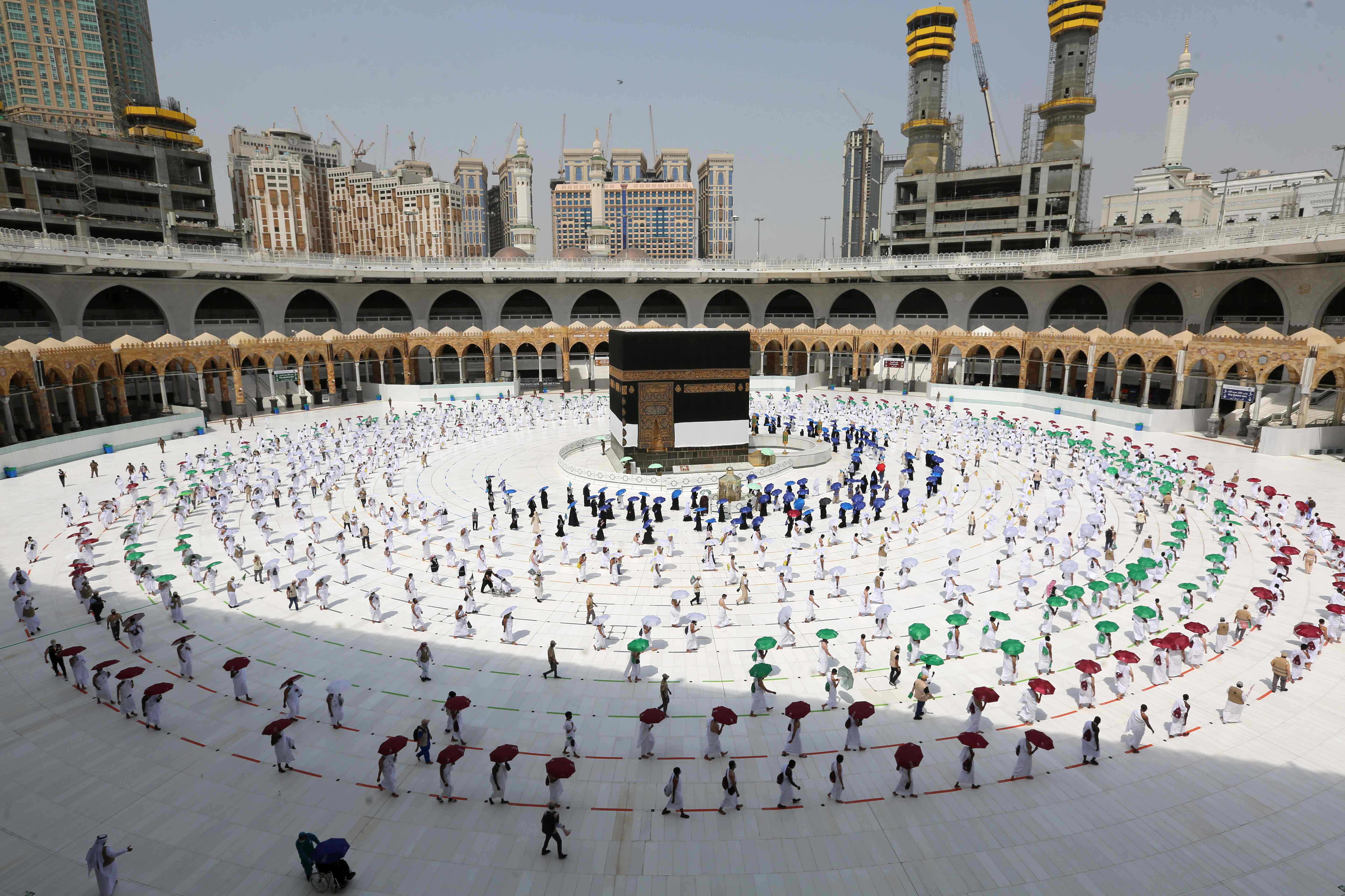 Jaga Jarak Saat Tawaf Mengelilingi Kabah di Masjidil Haram