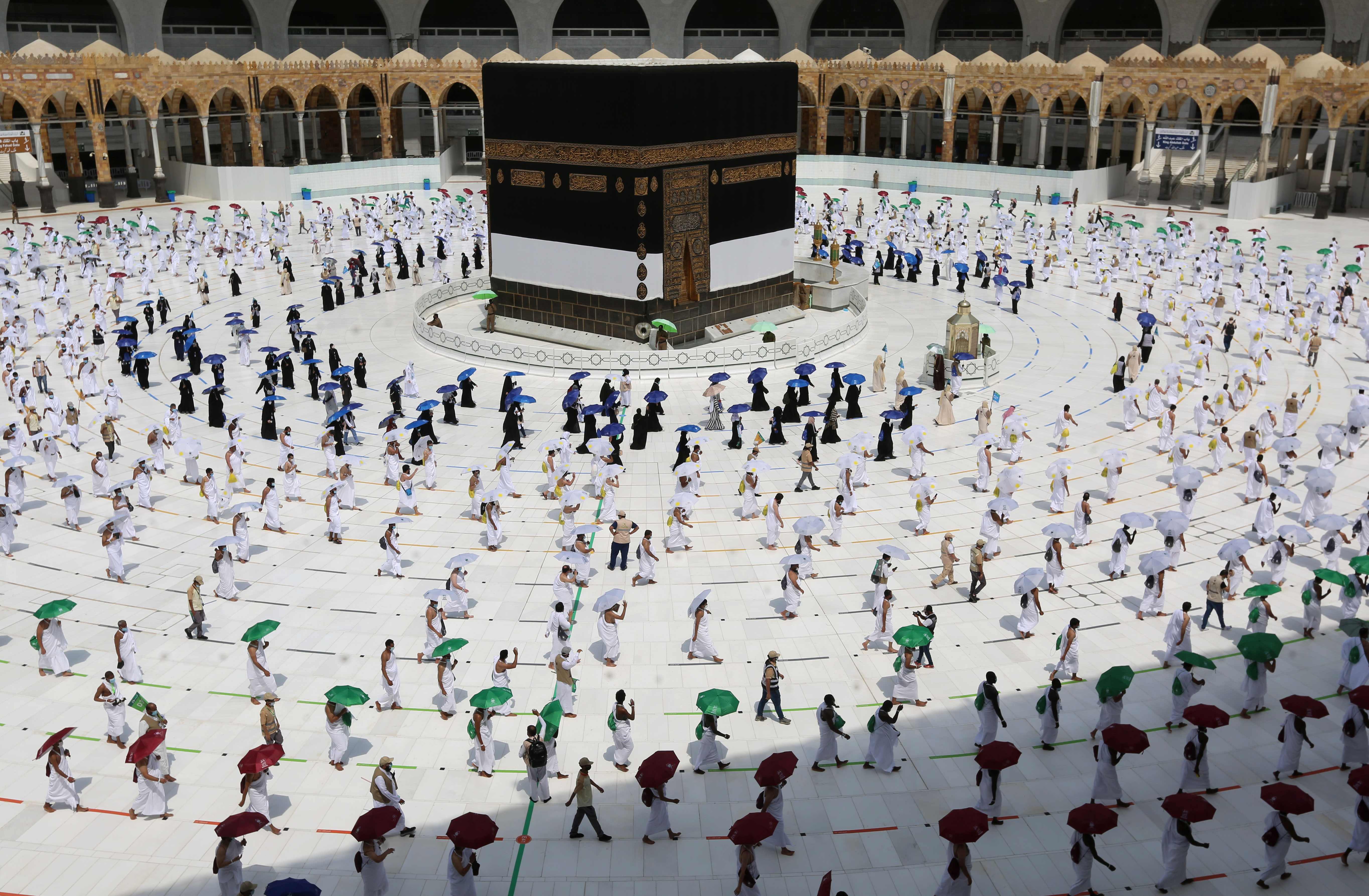 Jaga Jarak Saat Tawaf Mengelilingi Kabah di Masjidil Haram