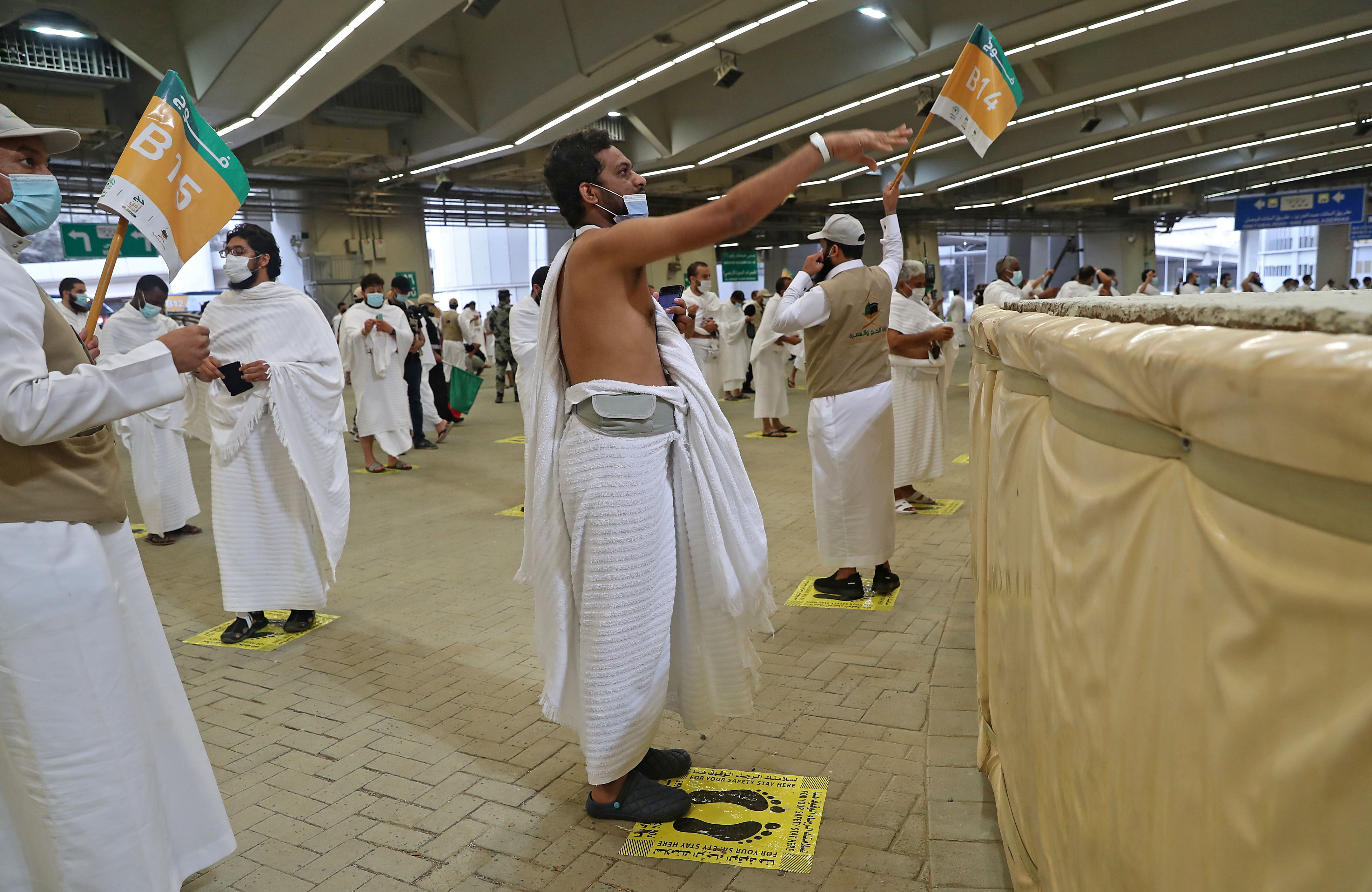 Jaga Jarak Saat Melempar Jumrah