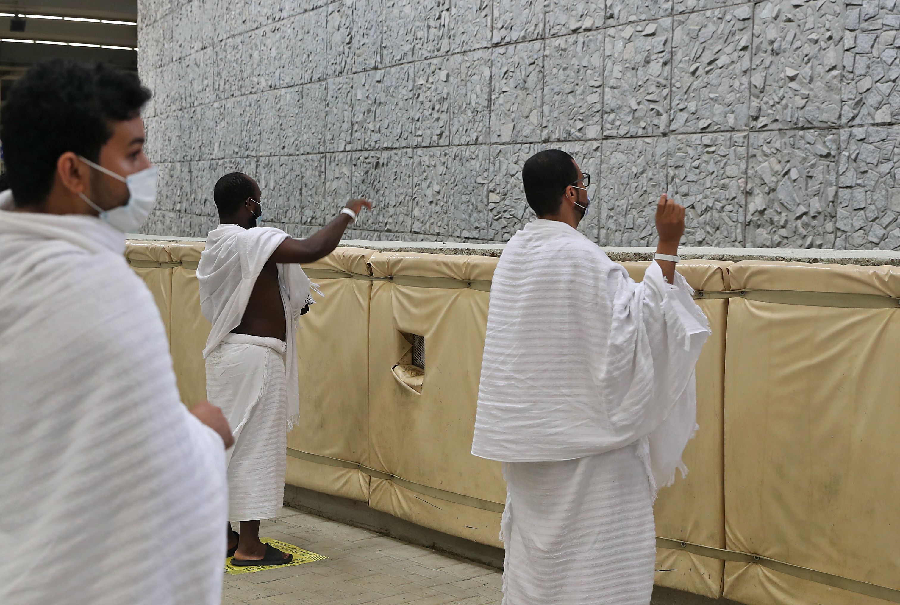 Jaga Jarak Saat Melempar Jumrah