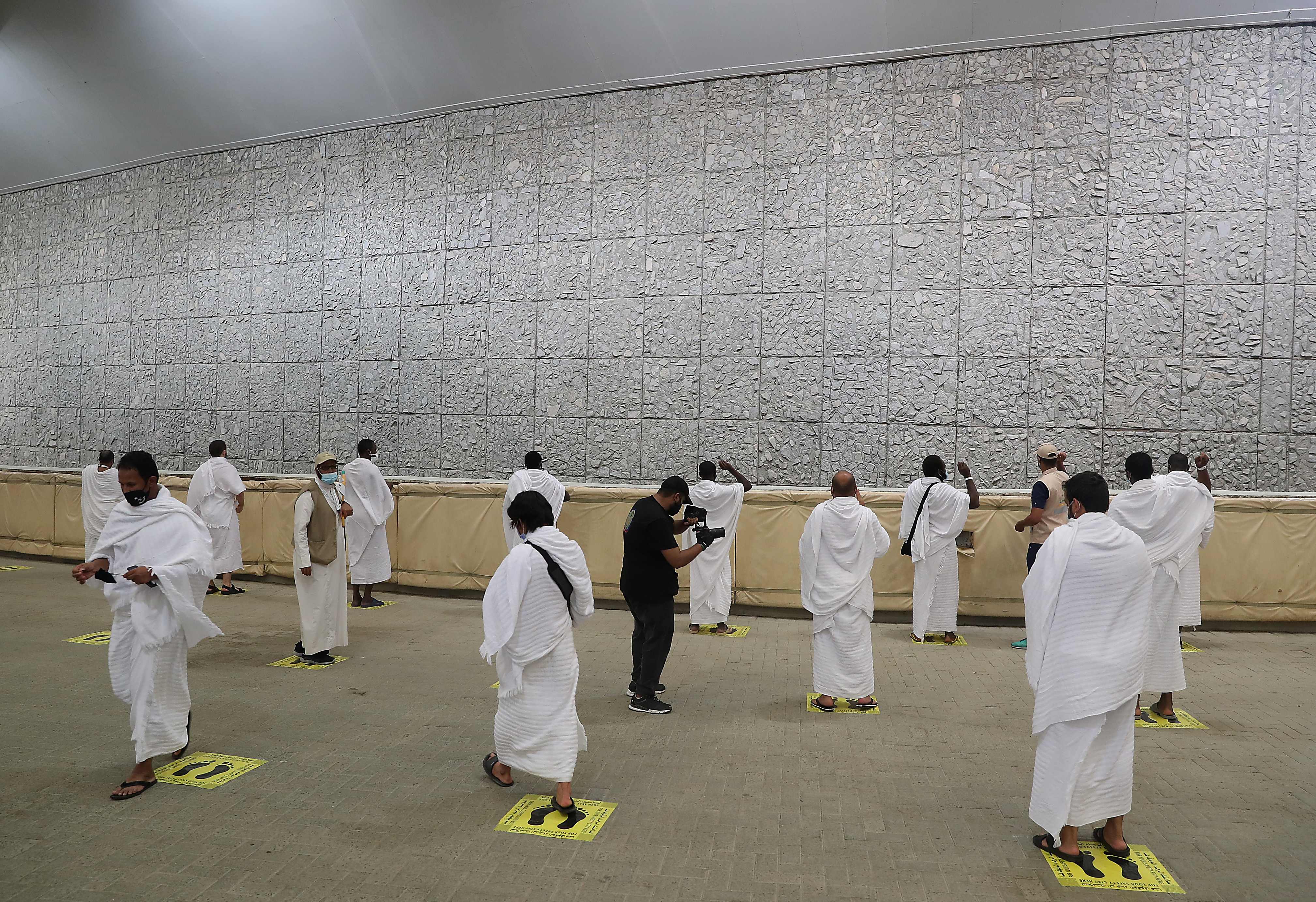 Jaga Jarak Saat Melempar Jumrah