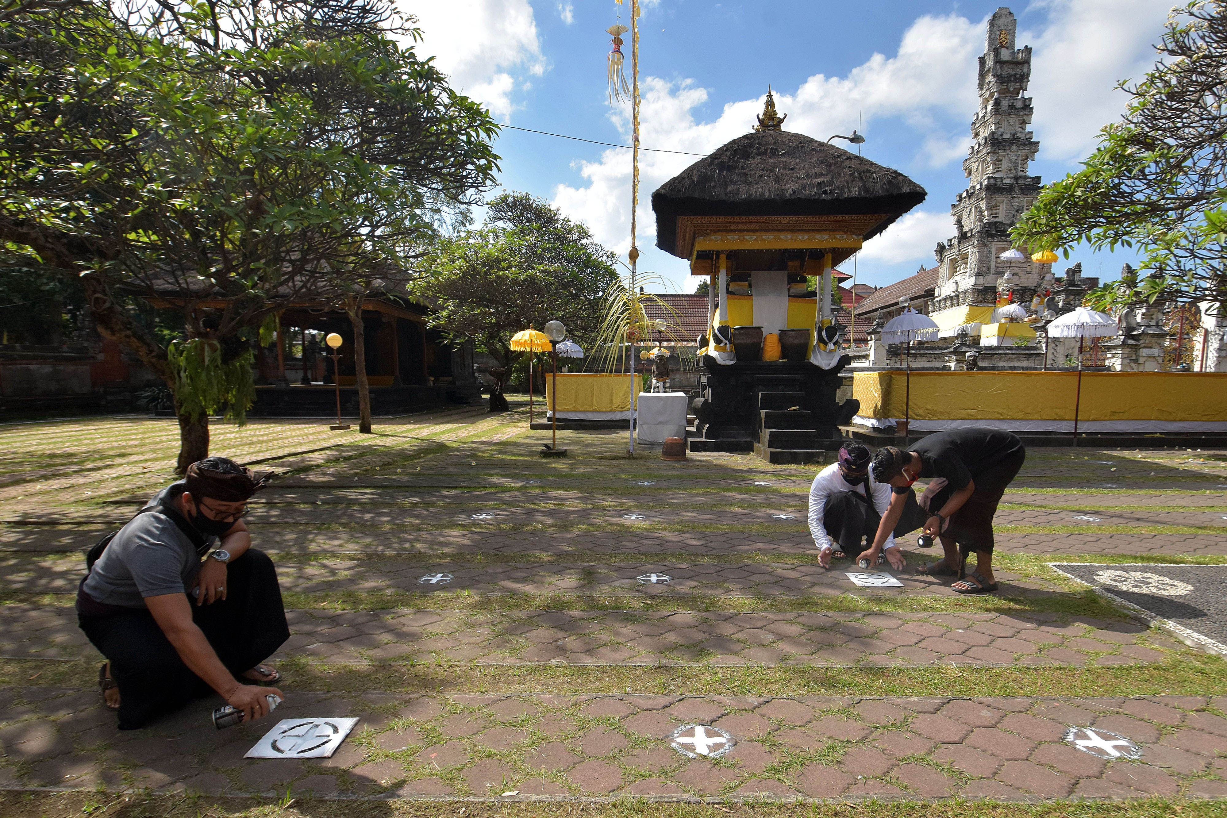 Persiapan Protokol Kesehatan di Pura Bali
