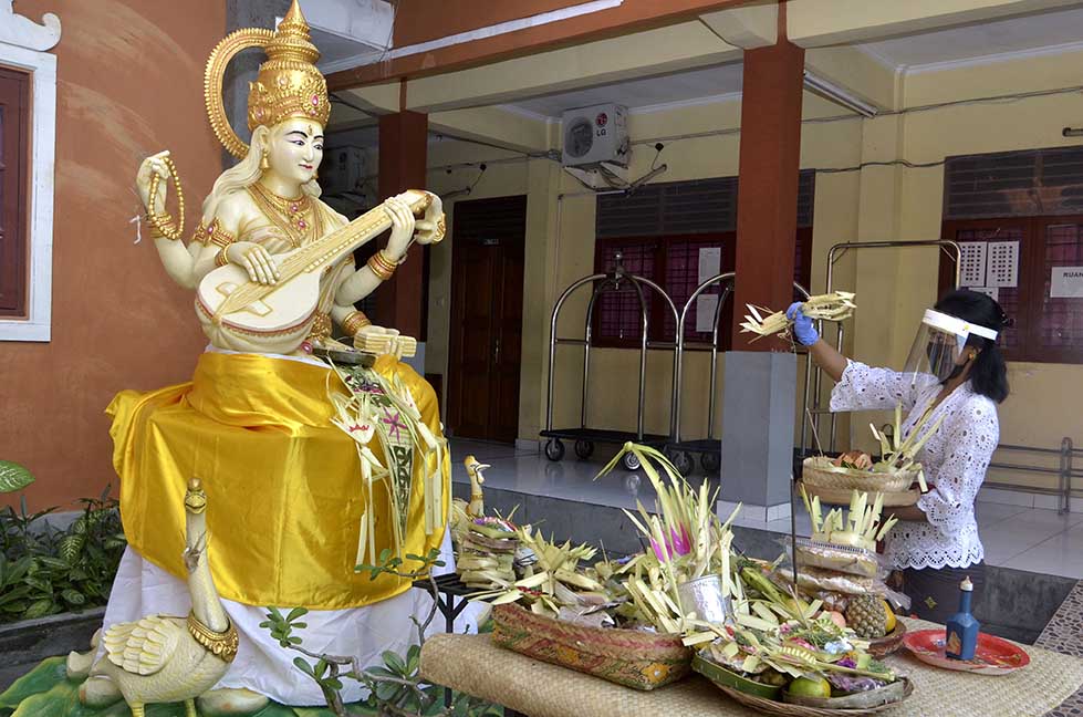 Umat Hindu Peringati Hari Raya Saraswati 