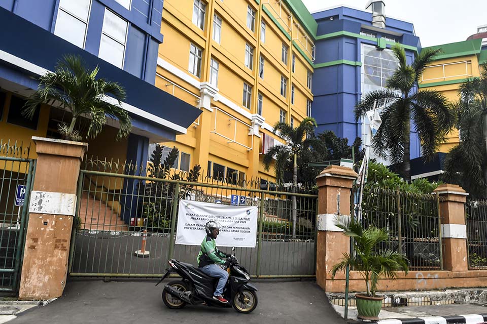 Sejumlah Toko Pasar Glodok Tetap Buka