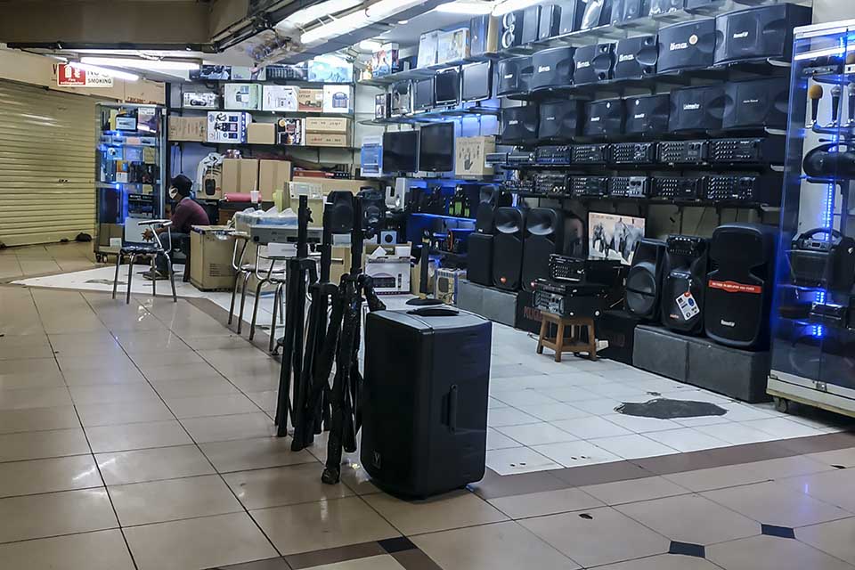 Sejumlah Toko Pasar Glodok Tetap Buka