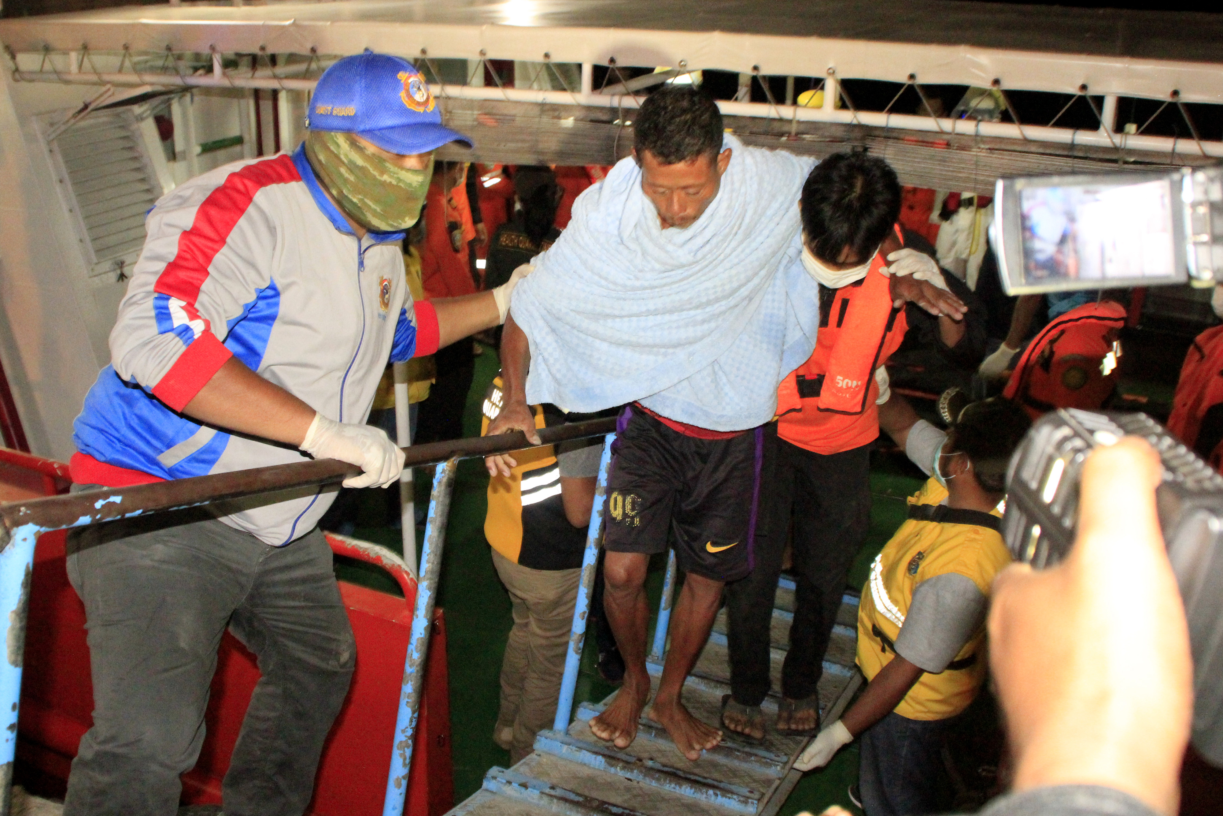 Evakuasi KOrban Kecelakaan Kapal di Perairan NTT