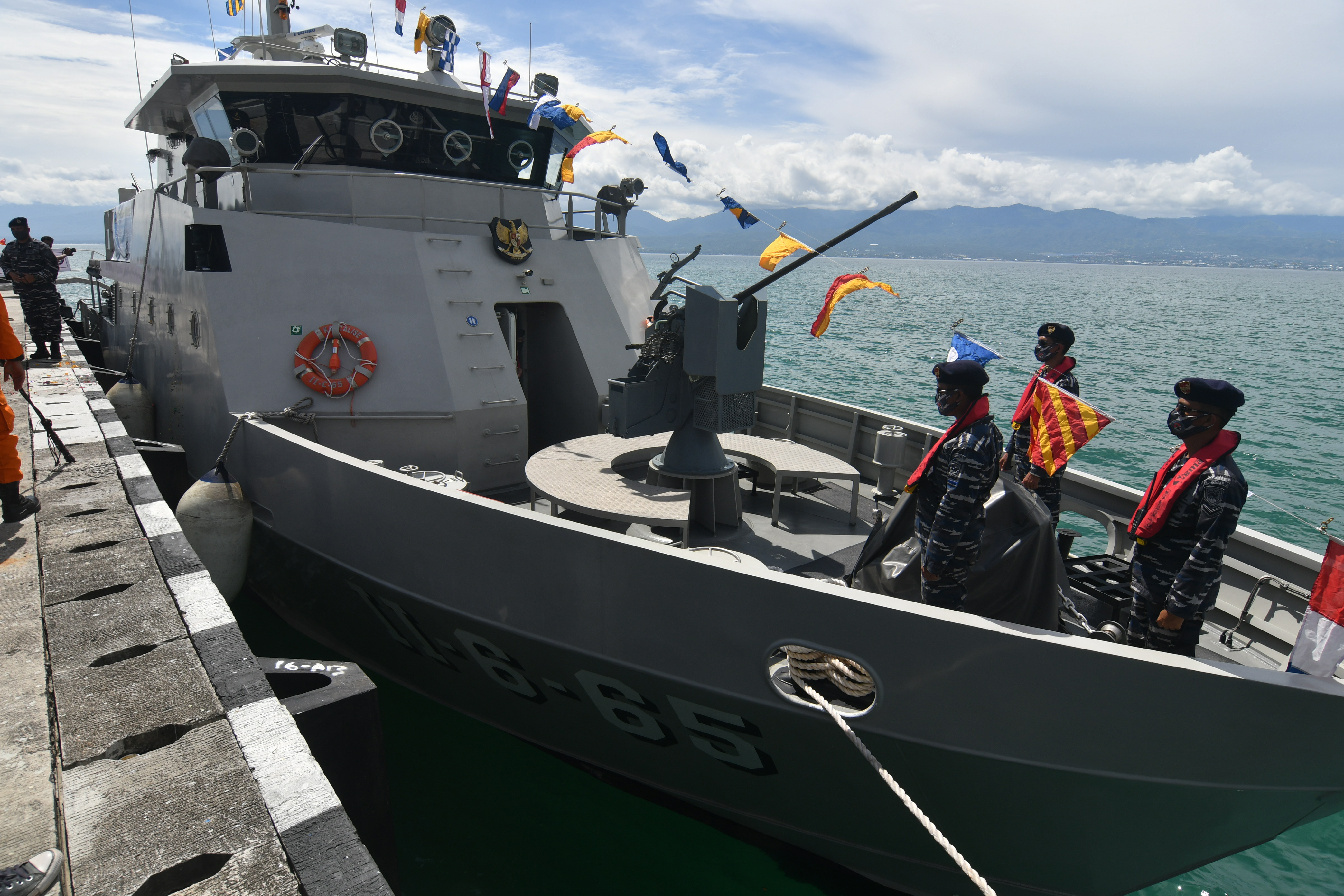 Kapal Angkatan Laut  Talise Bersandar di  Palu