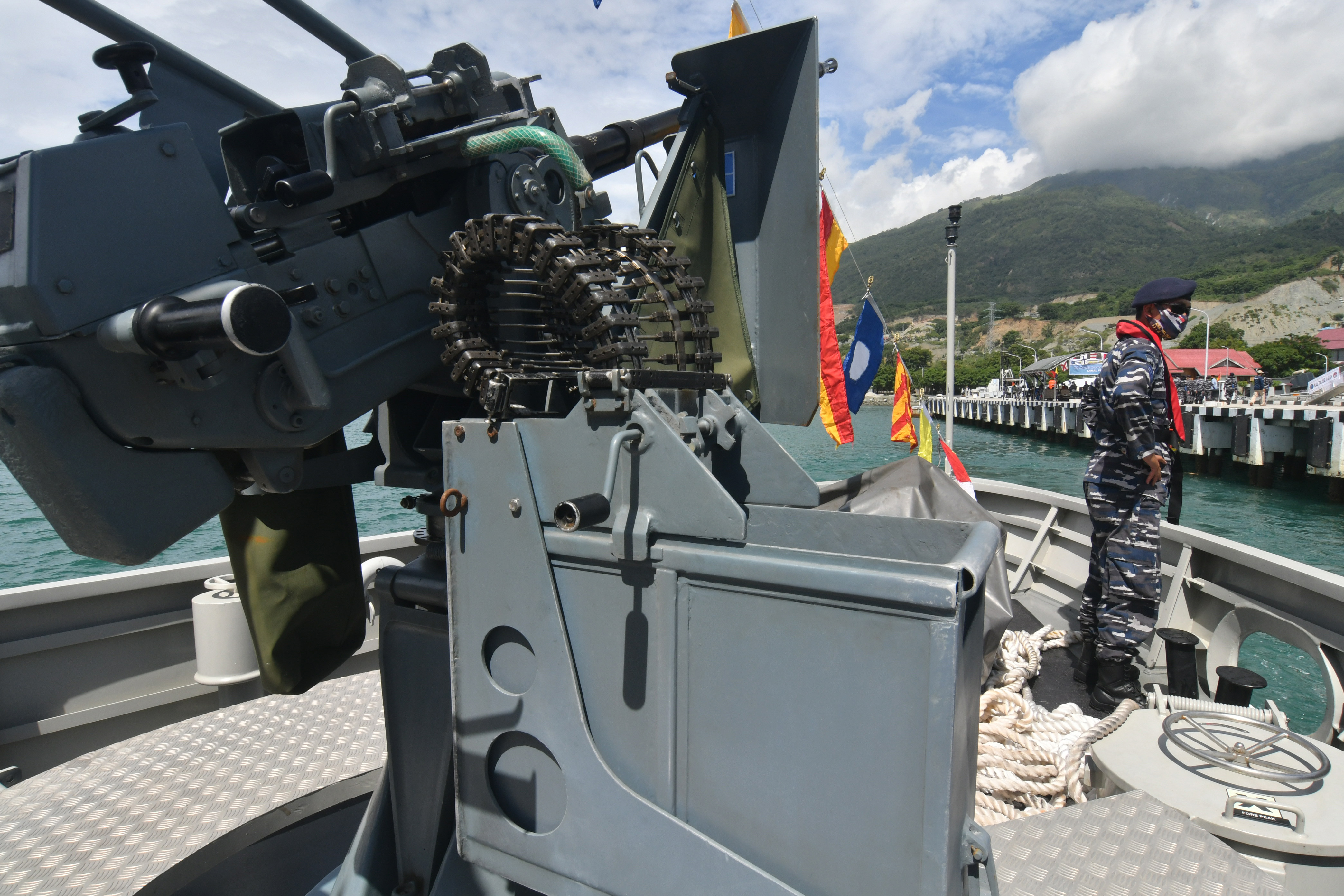 Kapal Angkatan Laut  Talise Bersandar di  Palu