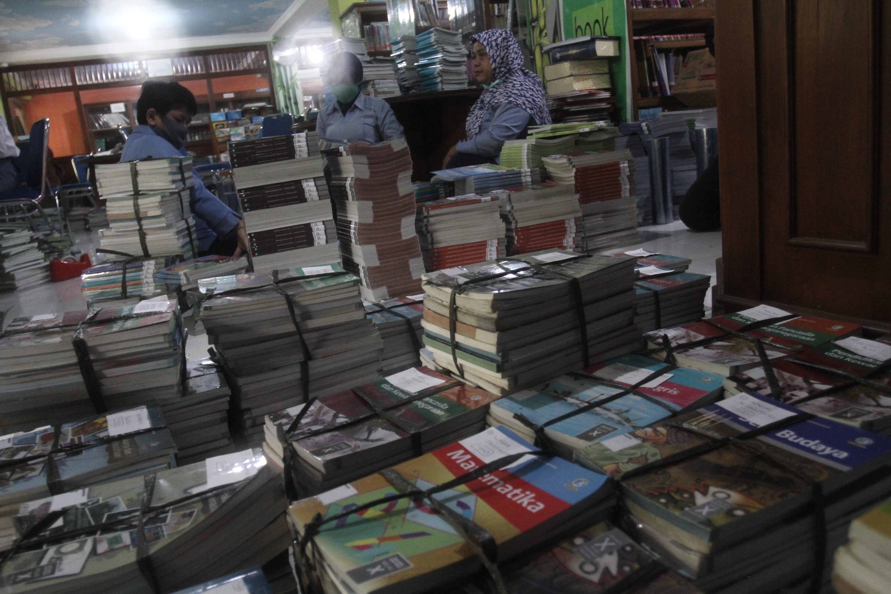 Pinjaman Buku Untuk Belajar di Rumah
