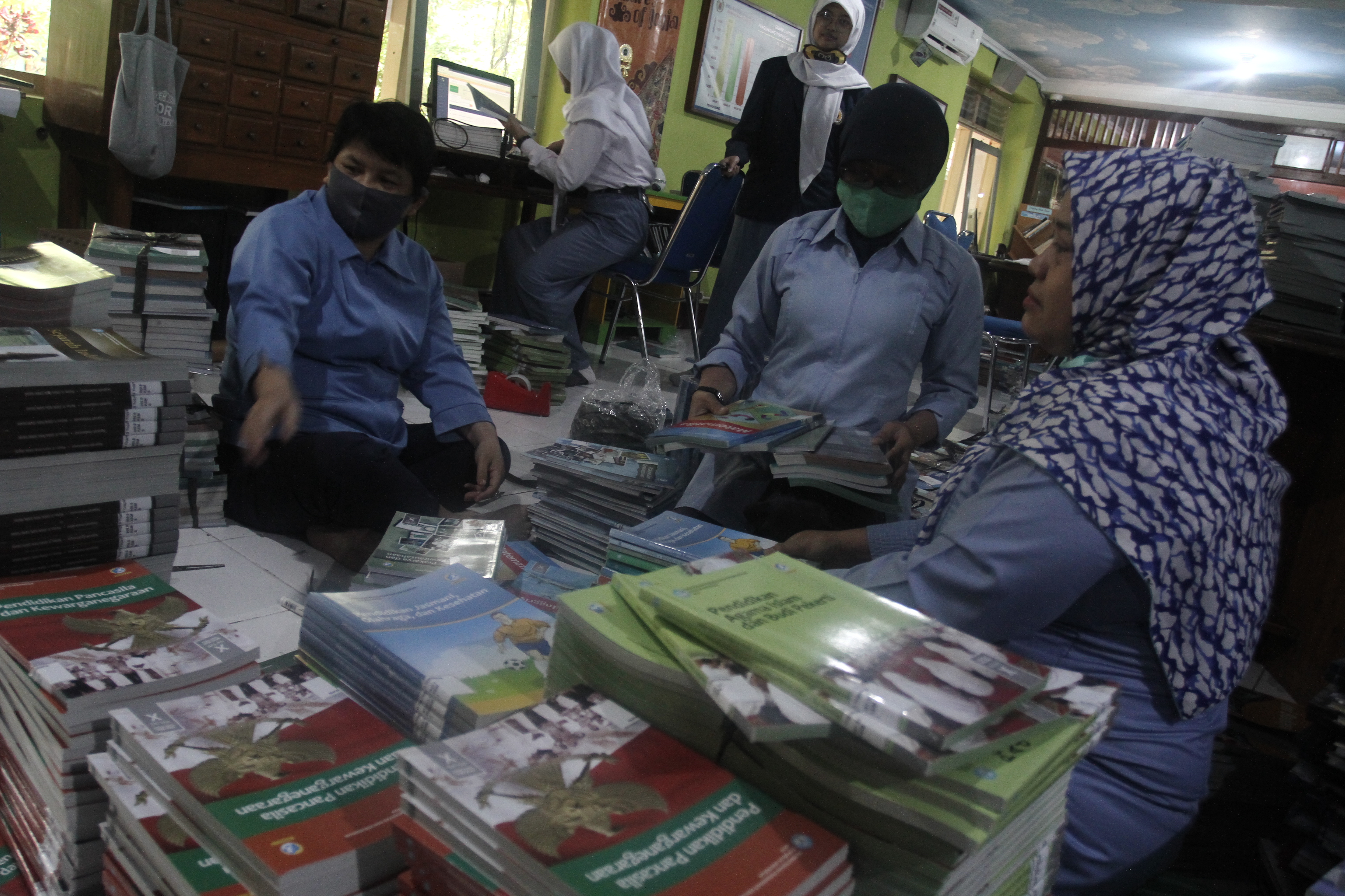 Pinjaman Buku Untuk Belajar di Rumah