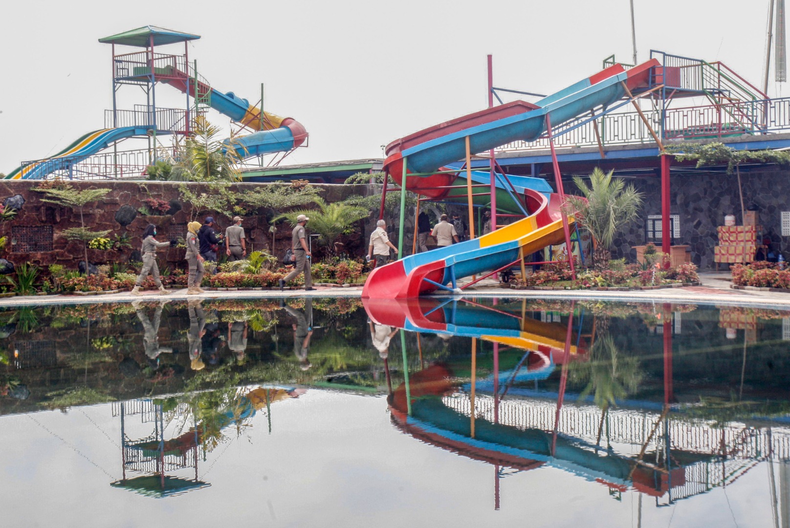 Wahana Kolam Renang Tanpa Izin Disegel